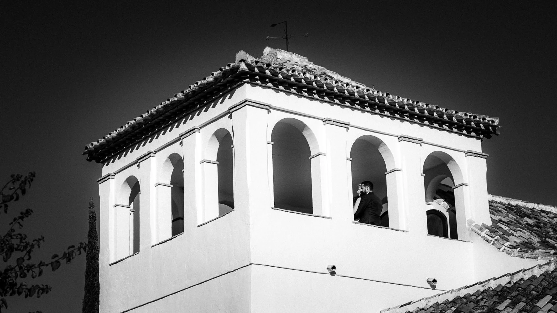 Architecture blanche andalouse et ses arcades, noir et blanc