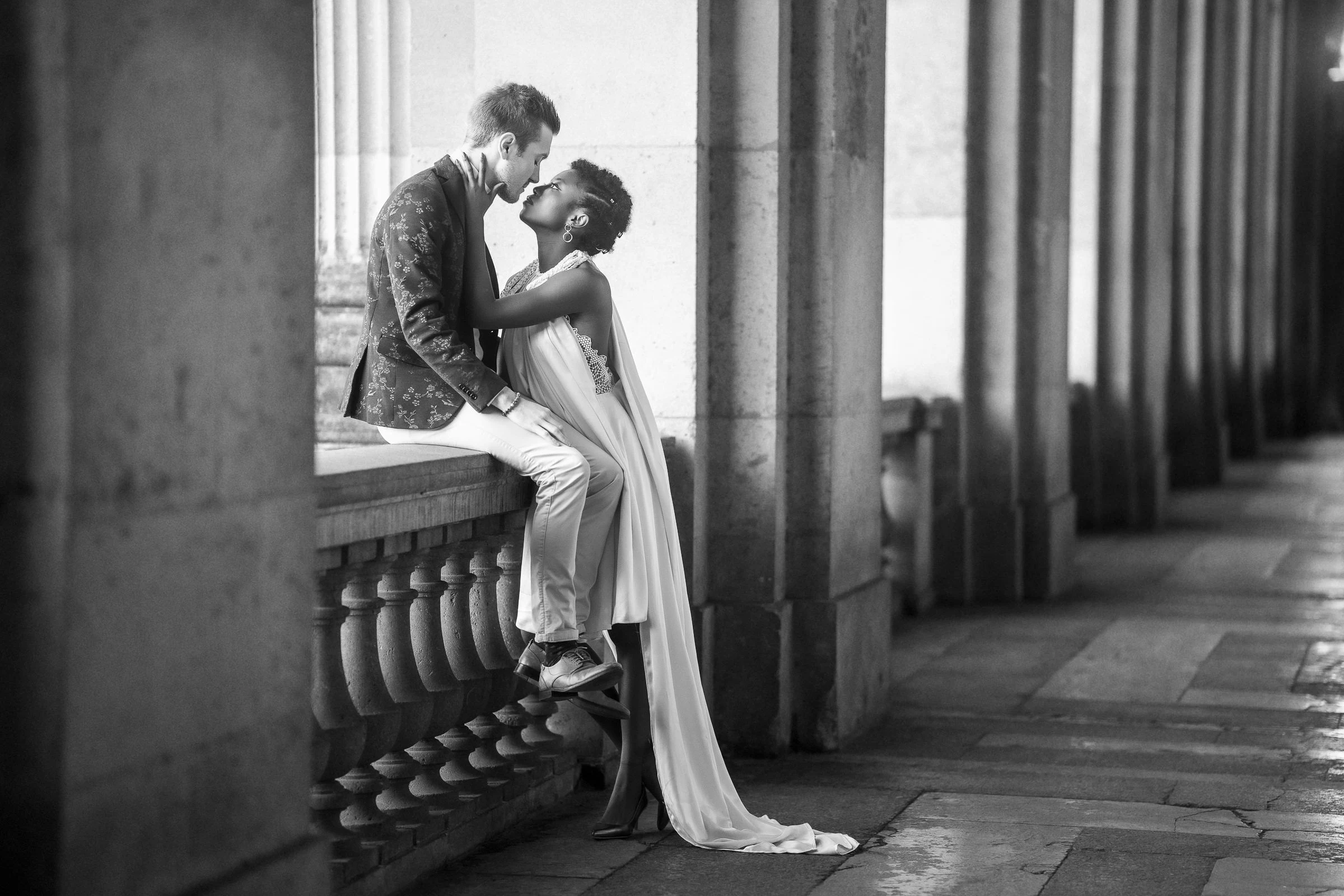 A kiss at the balustrade, black and white, Palais-Royal, Paris
