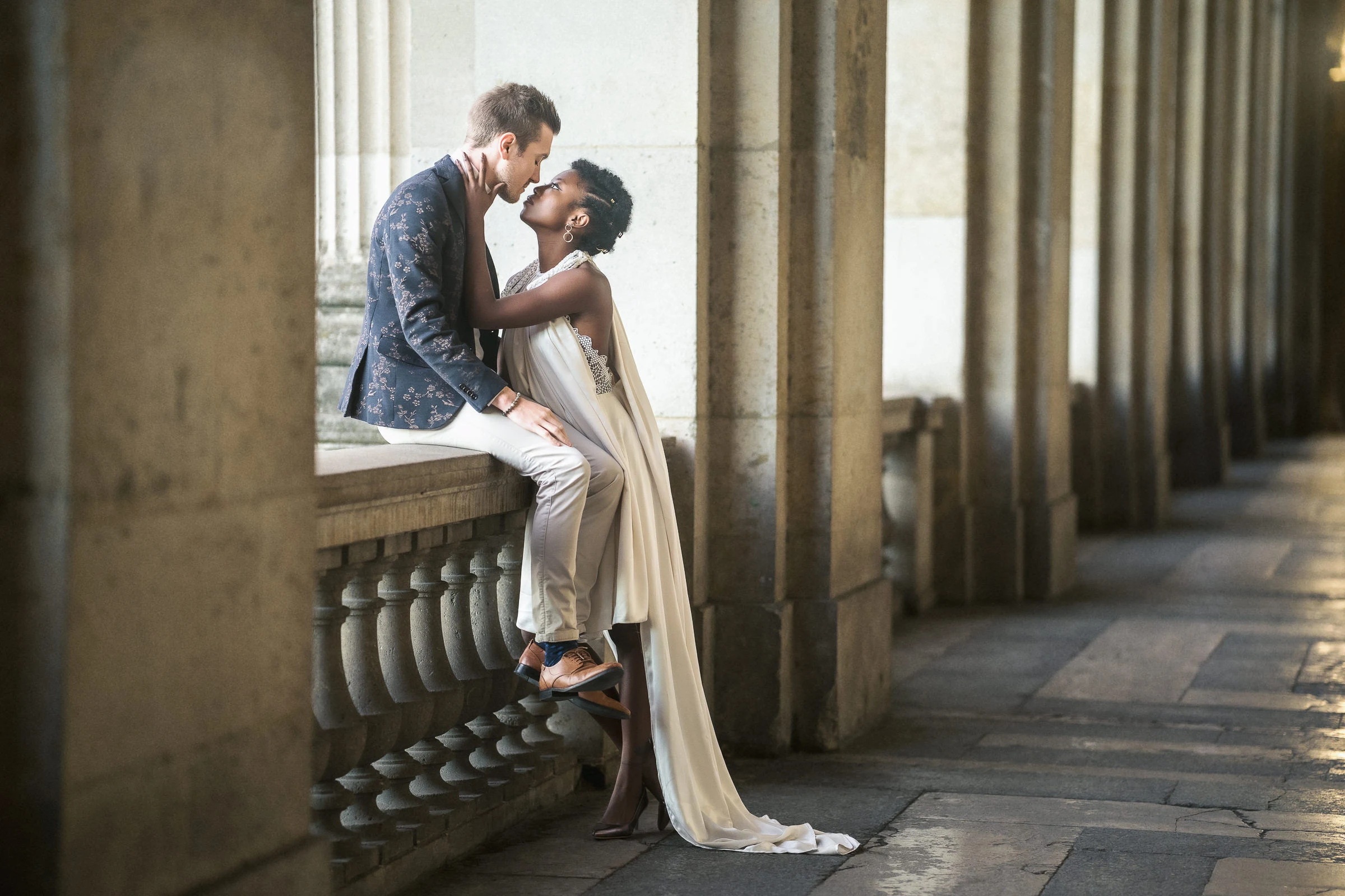 Baiser à la balustrade des arcades, Palais-Royal, Paris