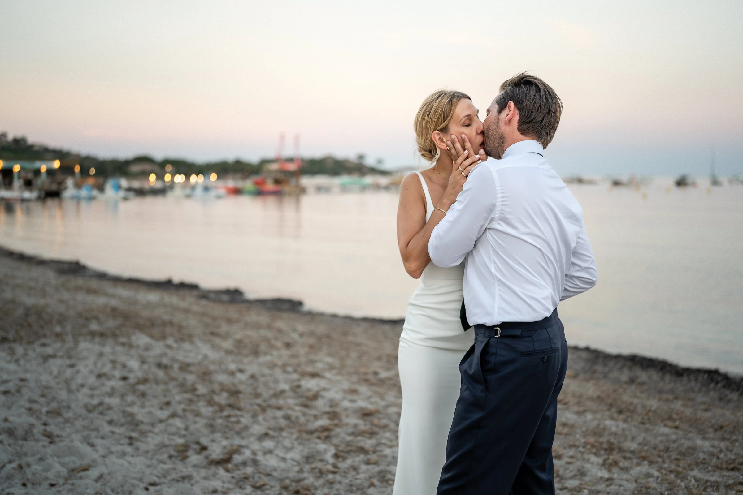 Baiser dans la lumière du soir, plage de Santa Giulia