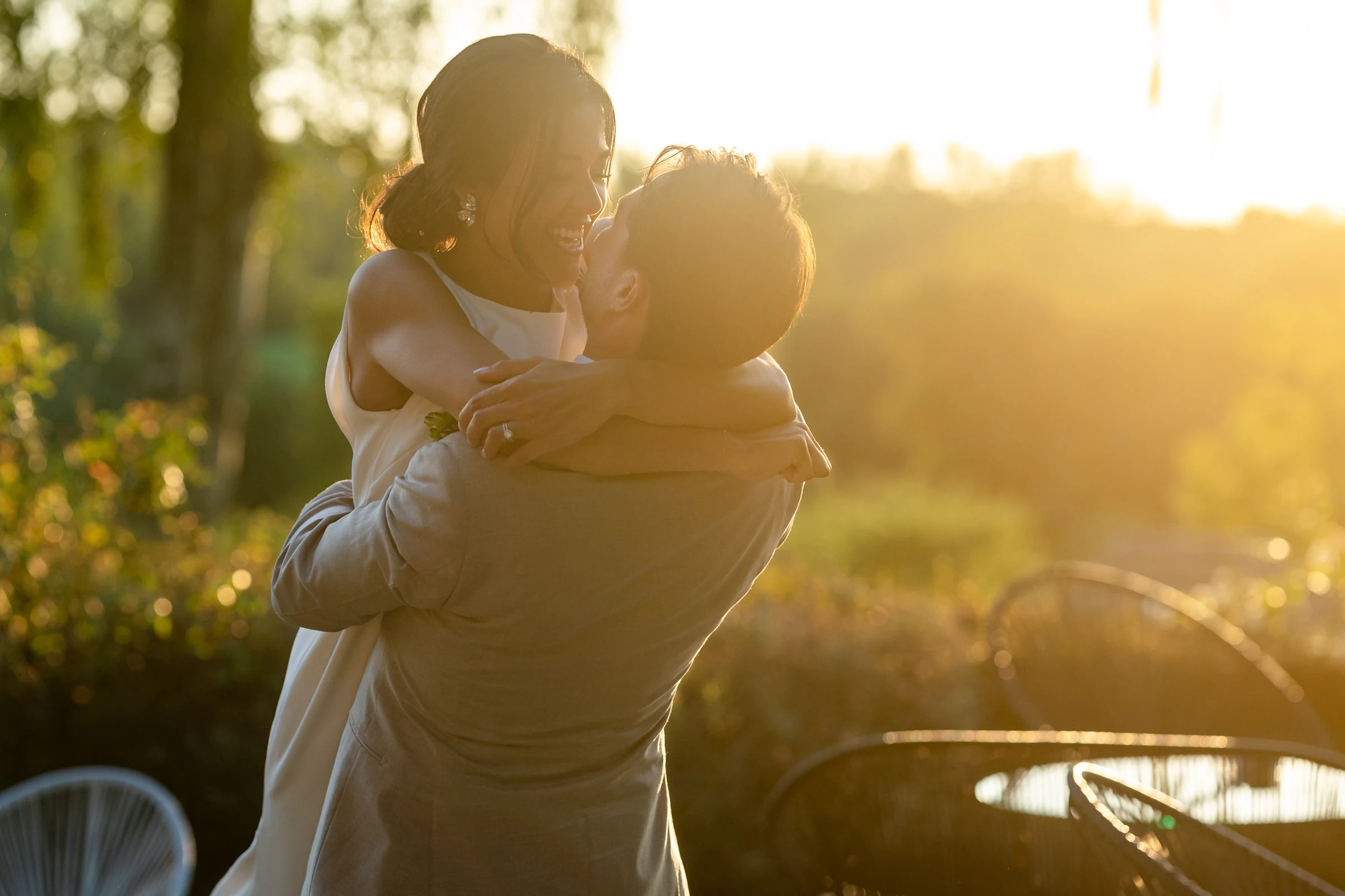 Baiser, la mariée portée dans le contre-jour doré, jardins de Coppélia près de Honfleur
