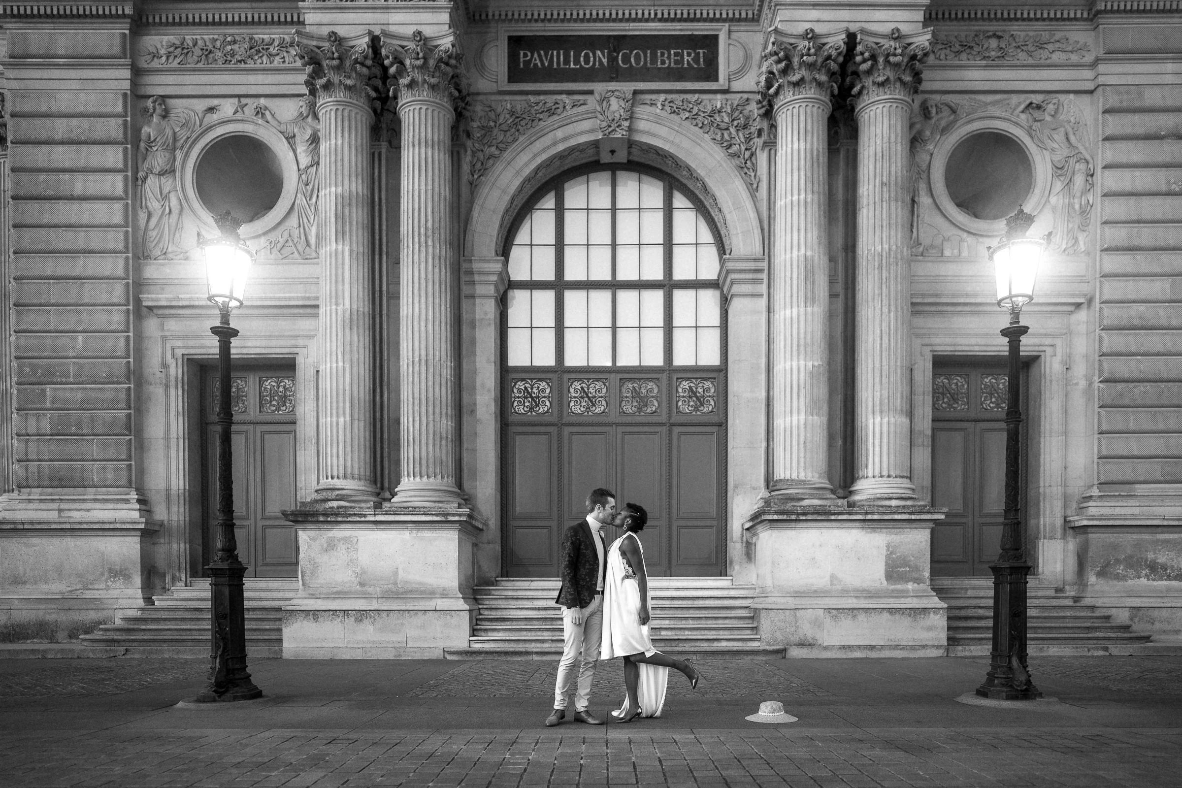 Baiser devant le pavillon Colbert du Louvre, noir et blanc, Paris