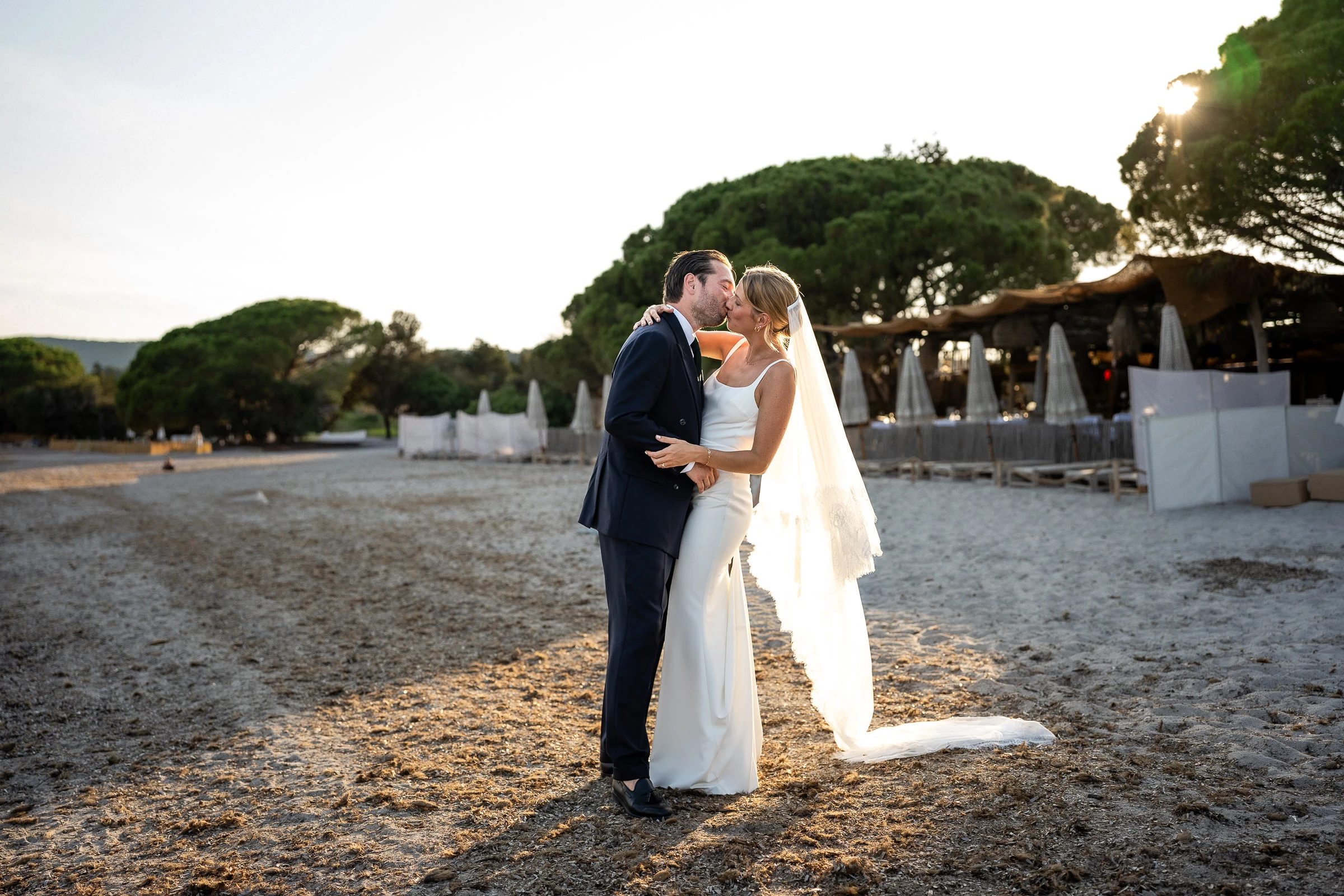 Baiser sous les pins parasols, plage de Santa Giulia