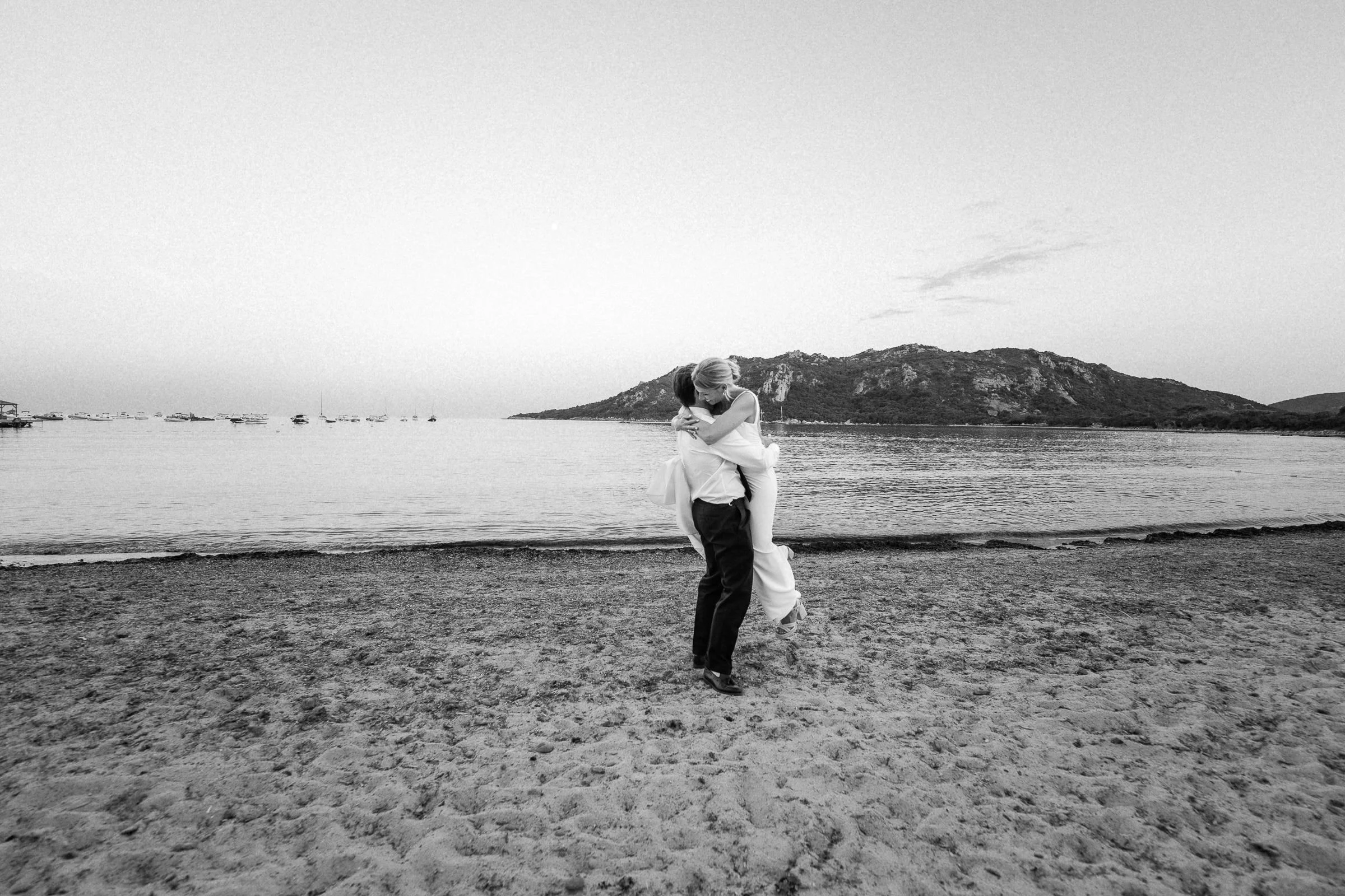 Baiser renversé sur la plage, noir et blanc, Corse