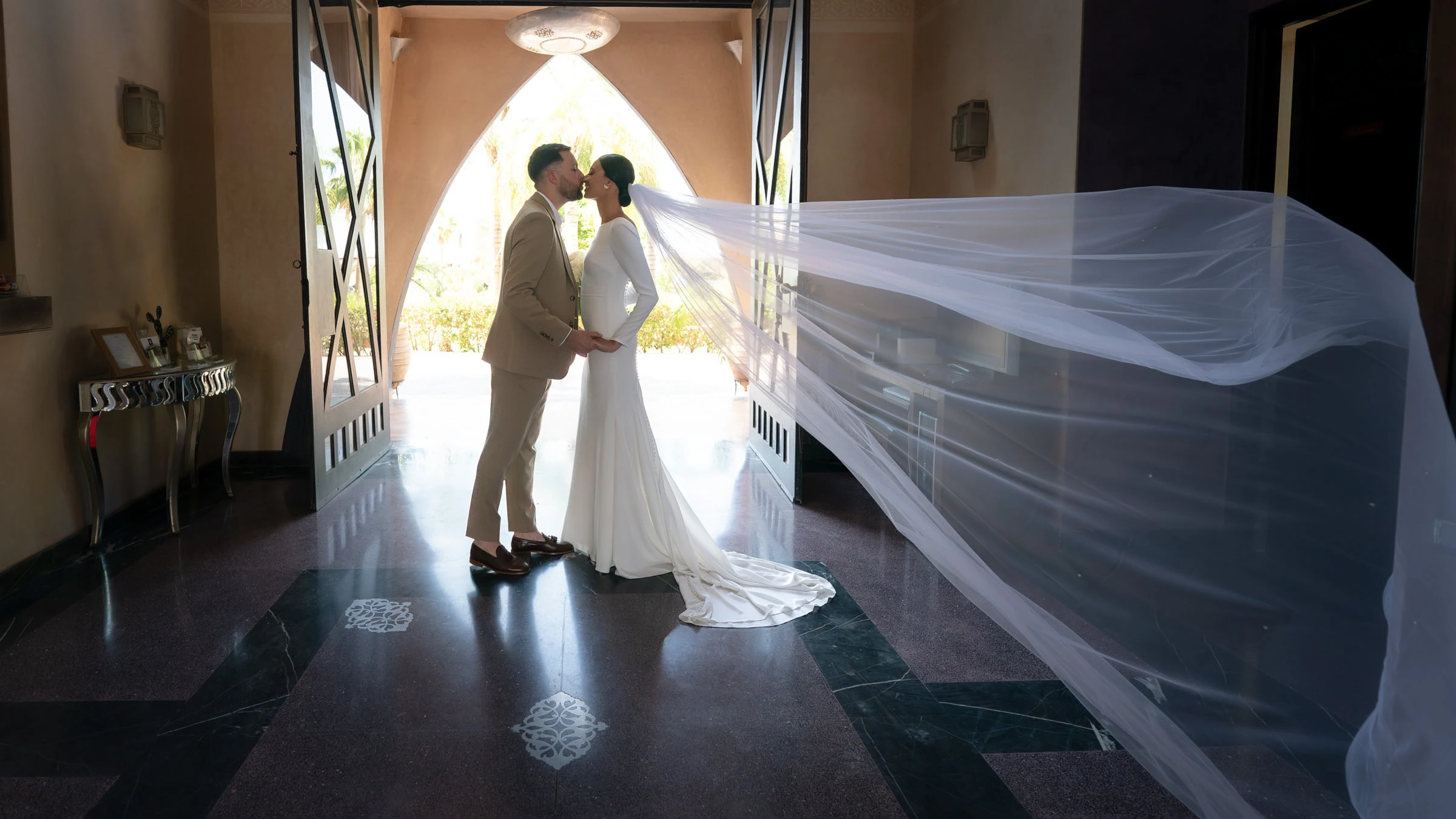 Baiser, le voile s’envole dans l’entrée du palais, Marrakech