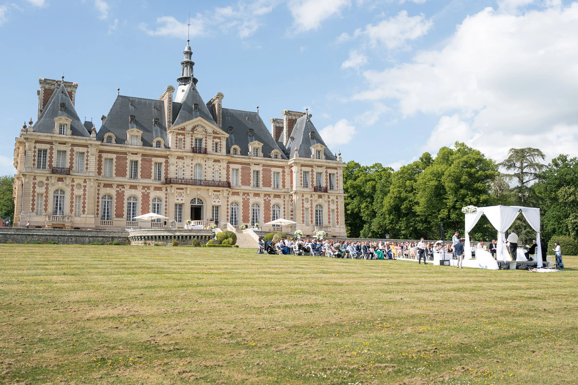 Ceremony beneath the chuppah in the park of the château de Baronville