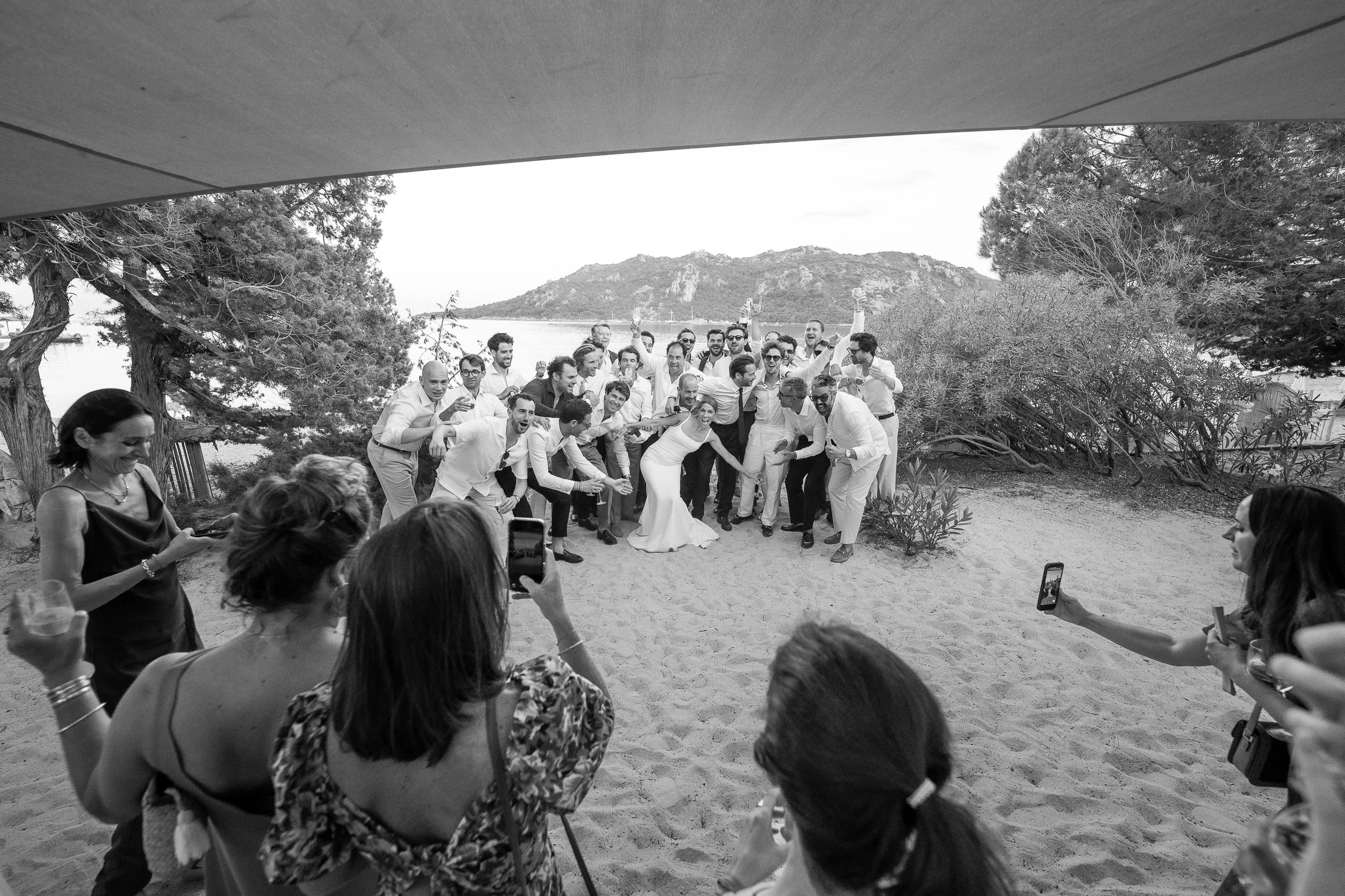 La cérémonie sur la plage vue depuis les invités, noir et blanc
