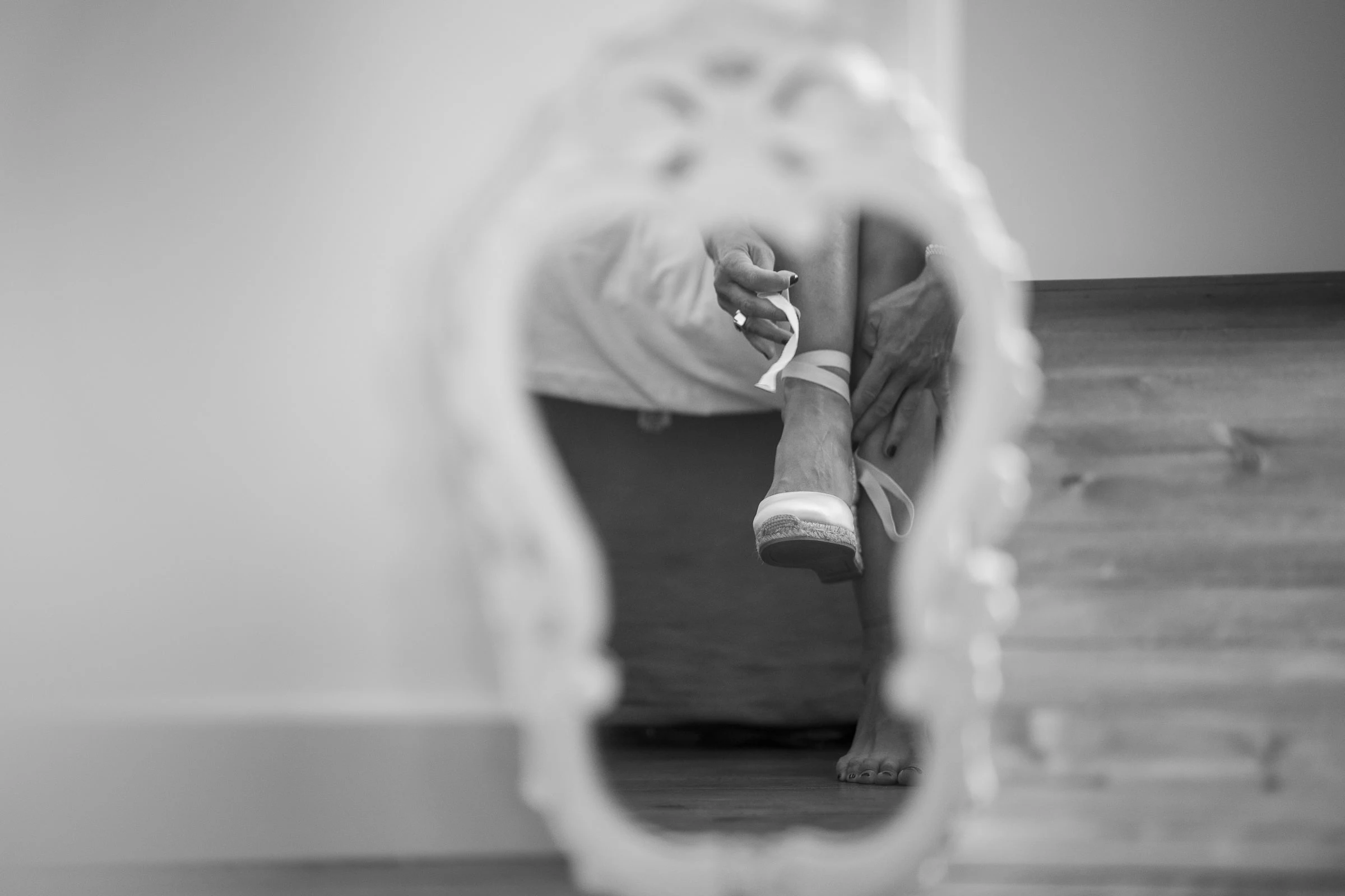 Les chaussures de la mariée dans le reflet d’un miroir, noir et blanc