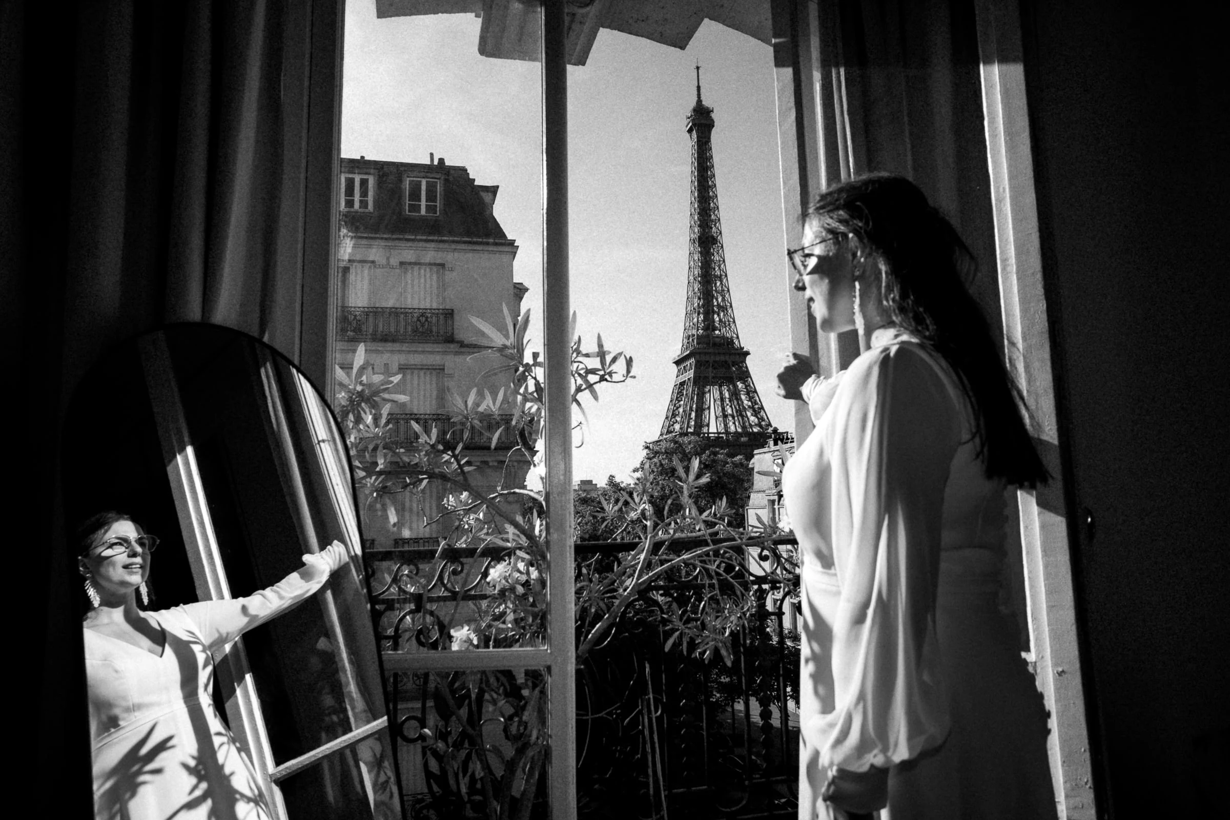 The couple on a bench in a Paris garden, black and white
