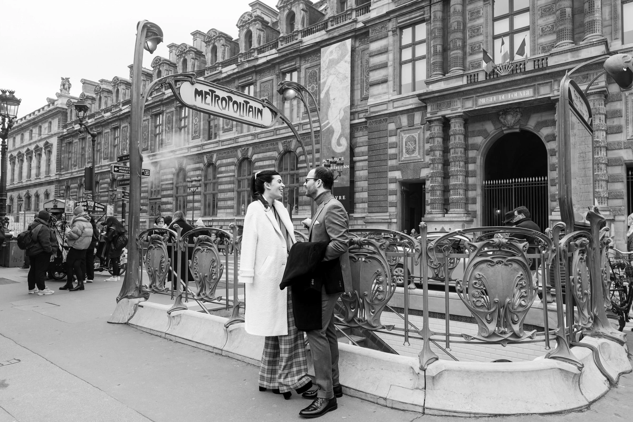 Le couple devant une bouche de métro Guimard, Paris