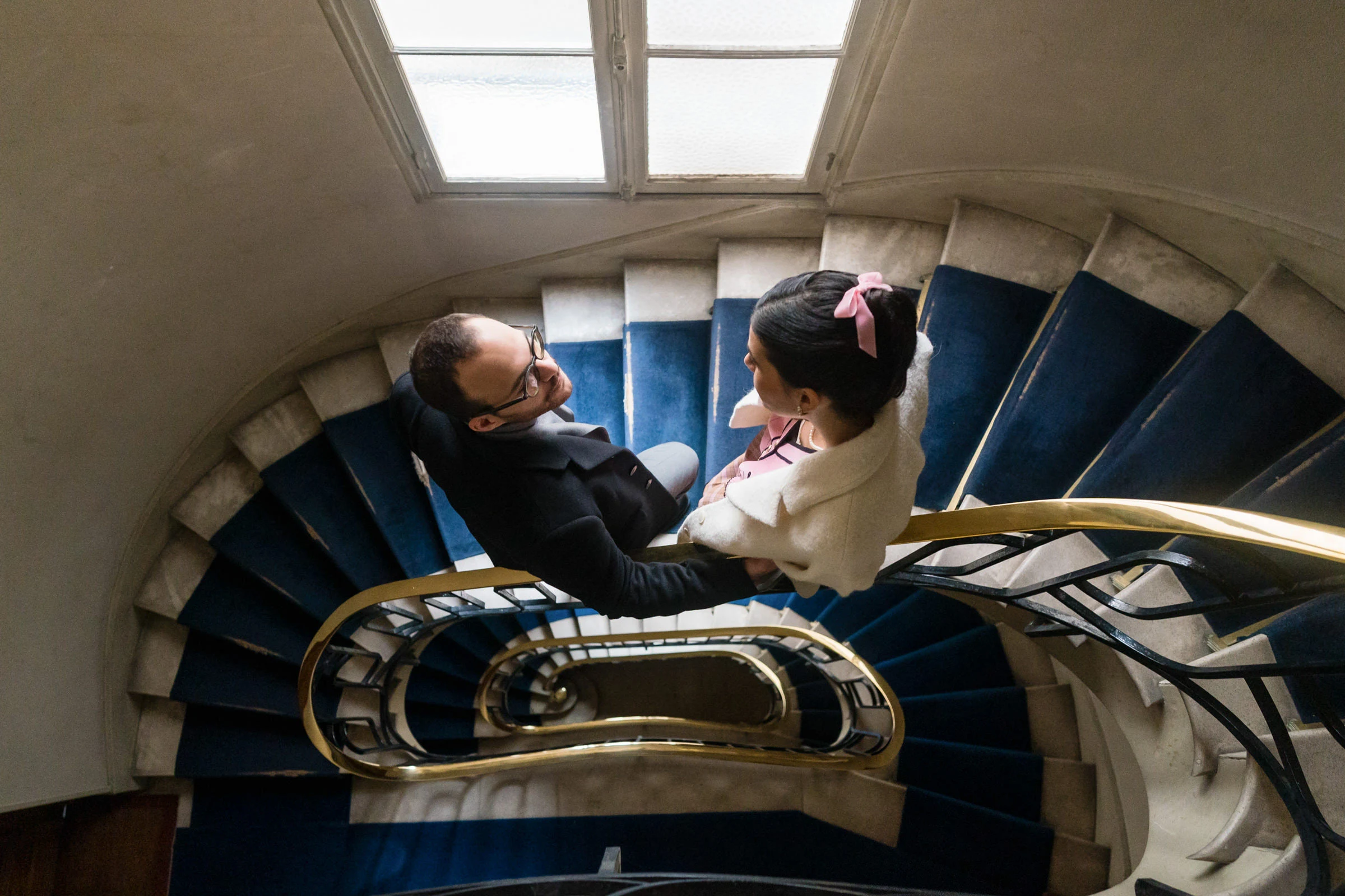 Le couple dans l’escalier en colimaçon bleu, Paris