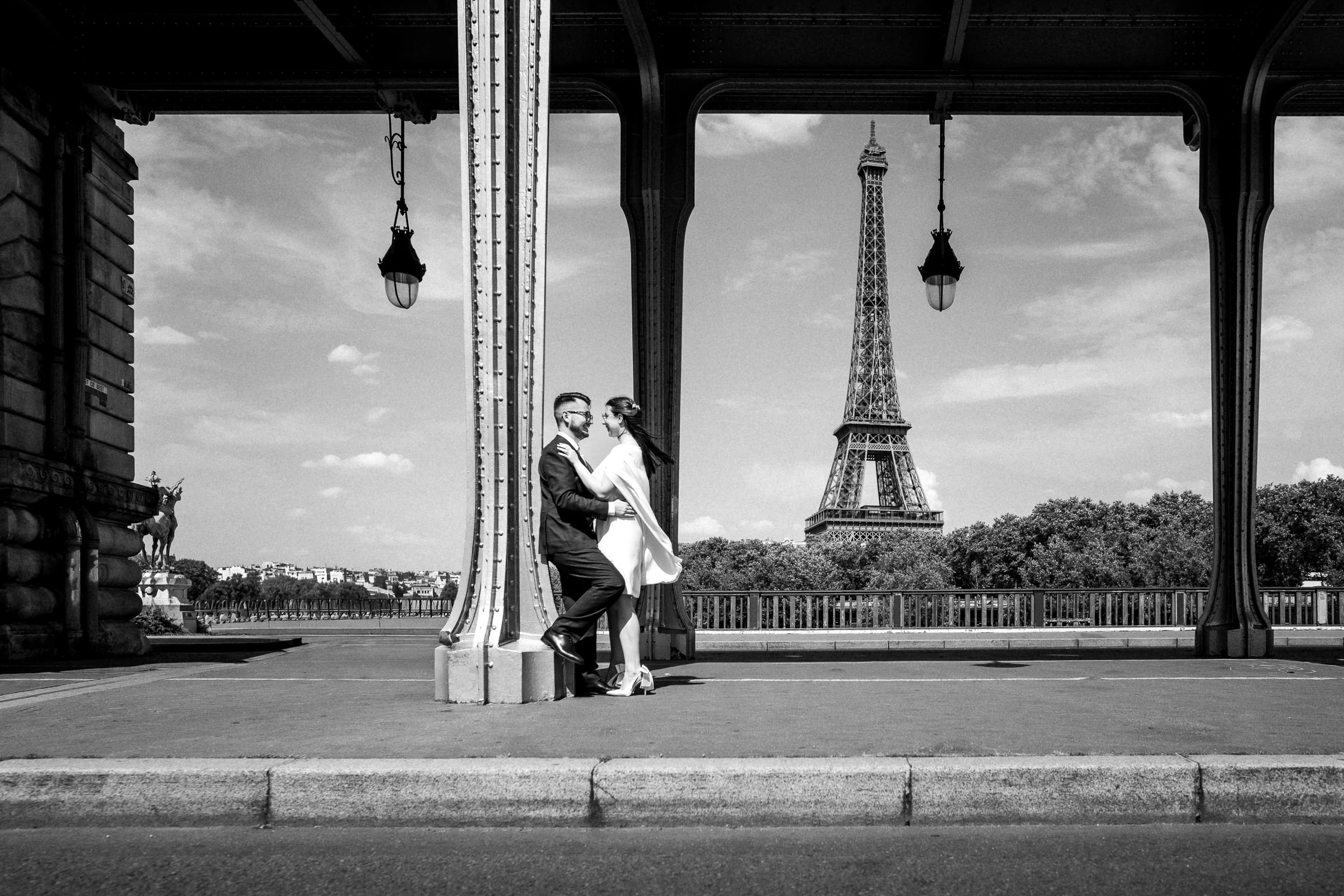 Baiser sur le pont Alexandre III, dôme du Grand Palais, Paris, noir et blanc