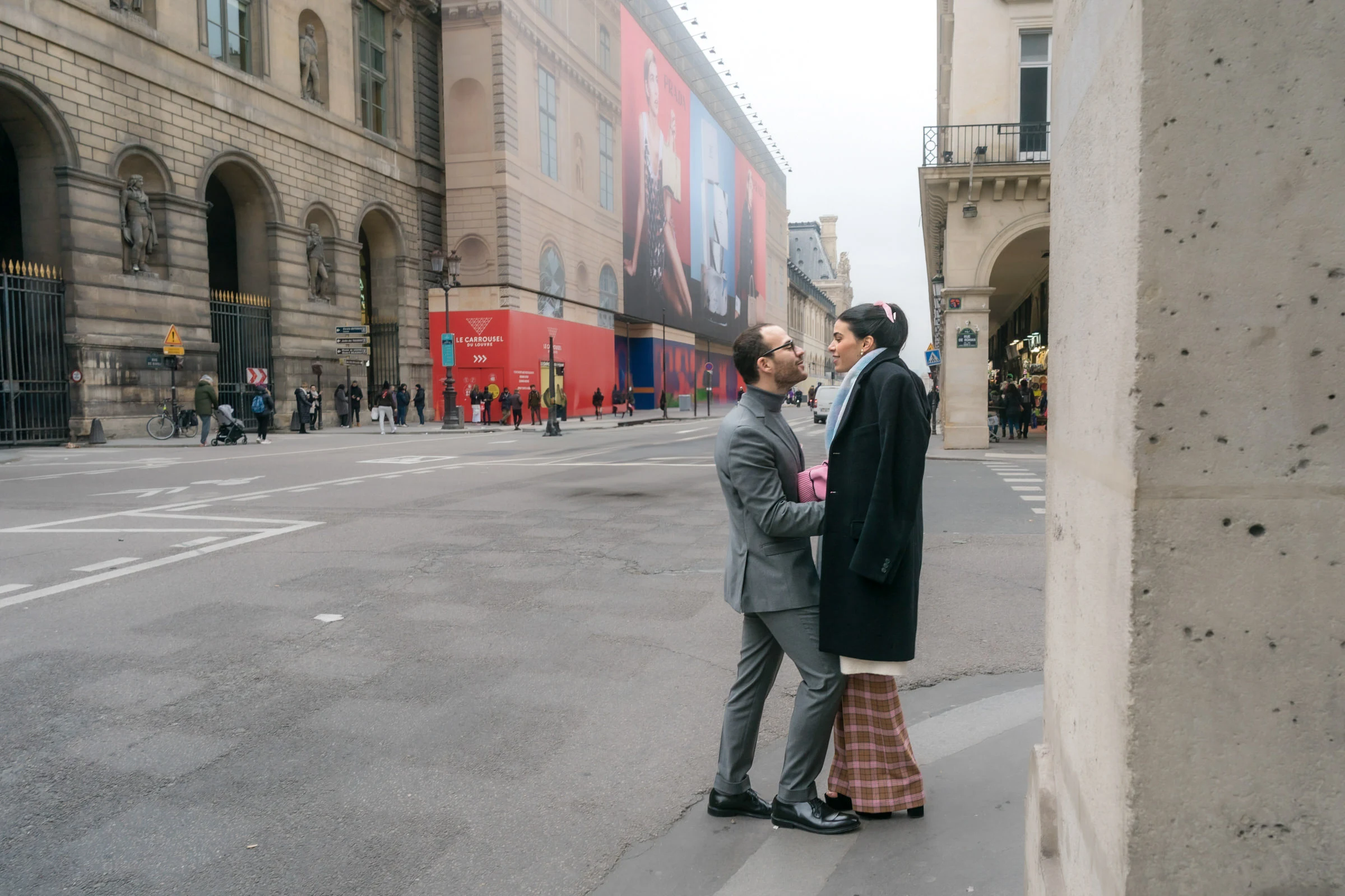 Le couple au milieu de la rue déserte devant le Louvre