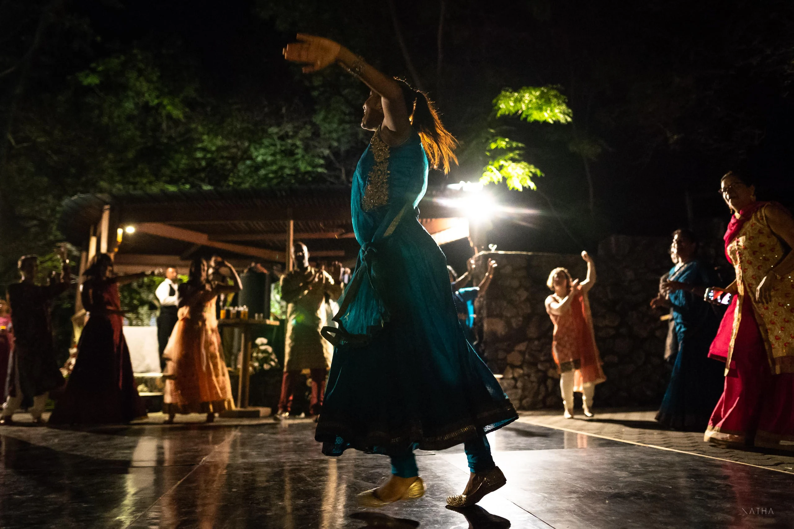 Danse traditionnelle en sari pendant la soirée, île Maurice