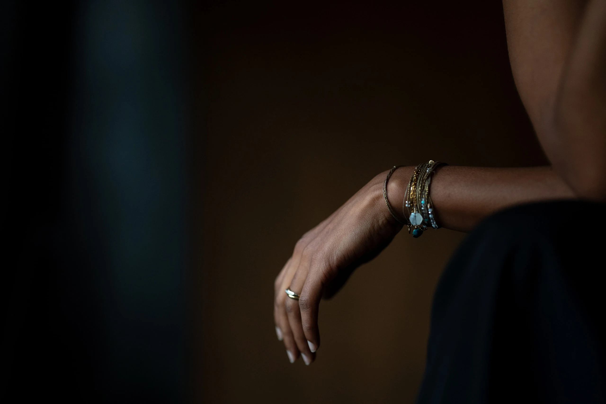Détail de la main et des bracelets, séance Art & Âme