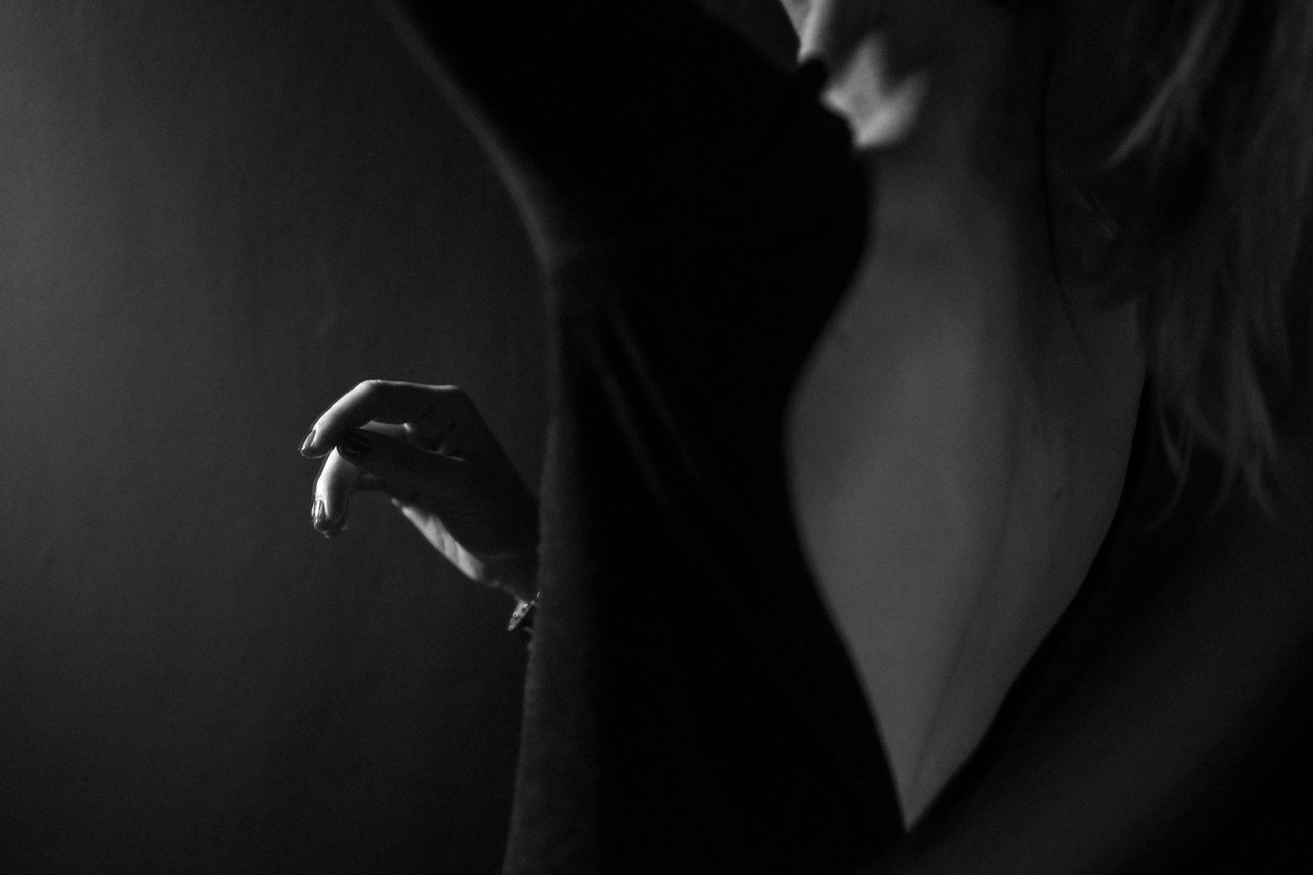 Détail de la main dans la pénombre, séance portrait