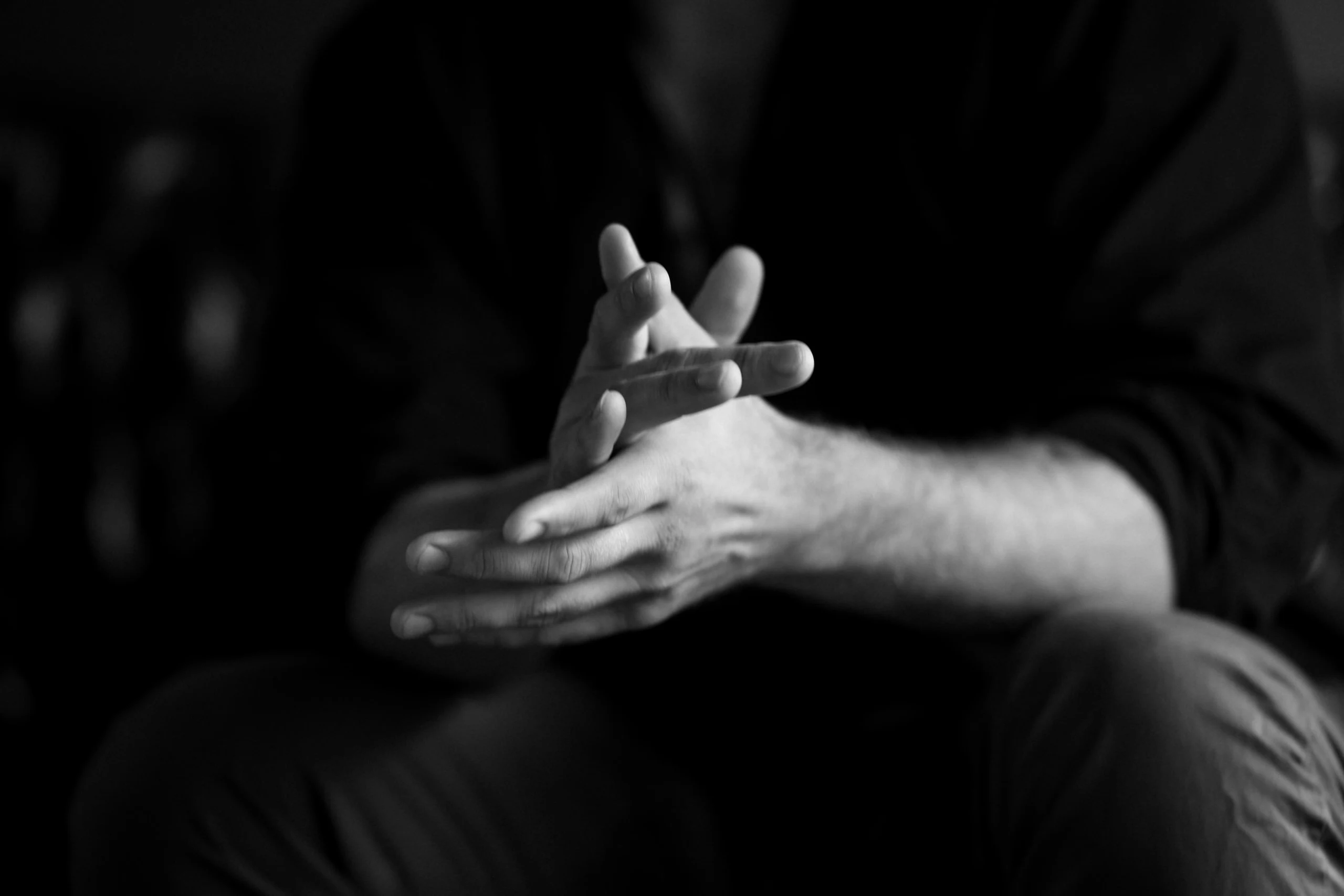 Mains croisées, noir et blanc, séance portrait