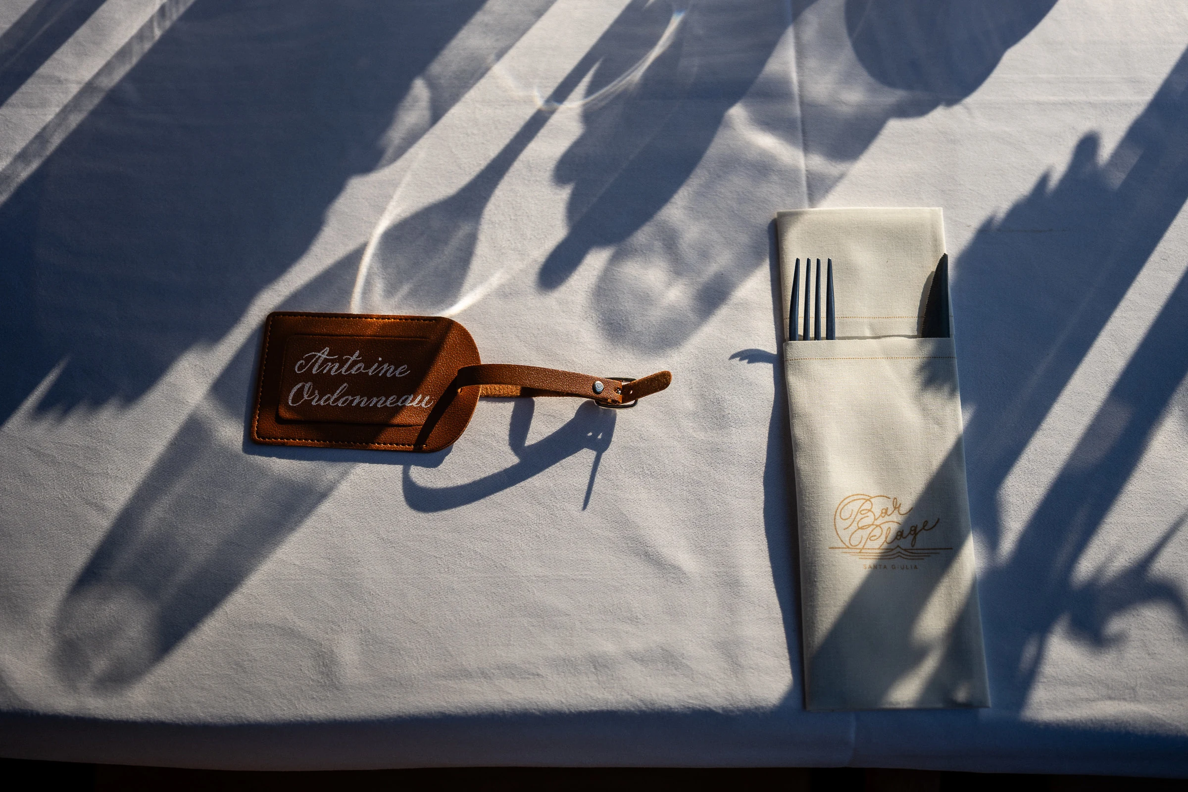 Marque-place en bois gravé sur la table du dîner, Santa Giulia