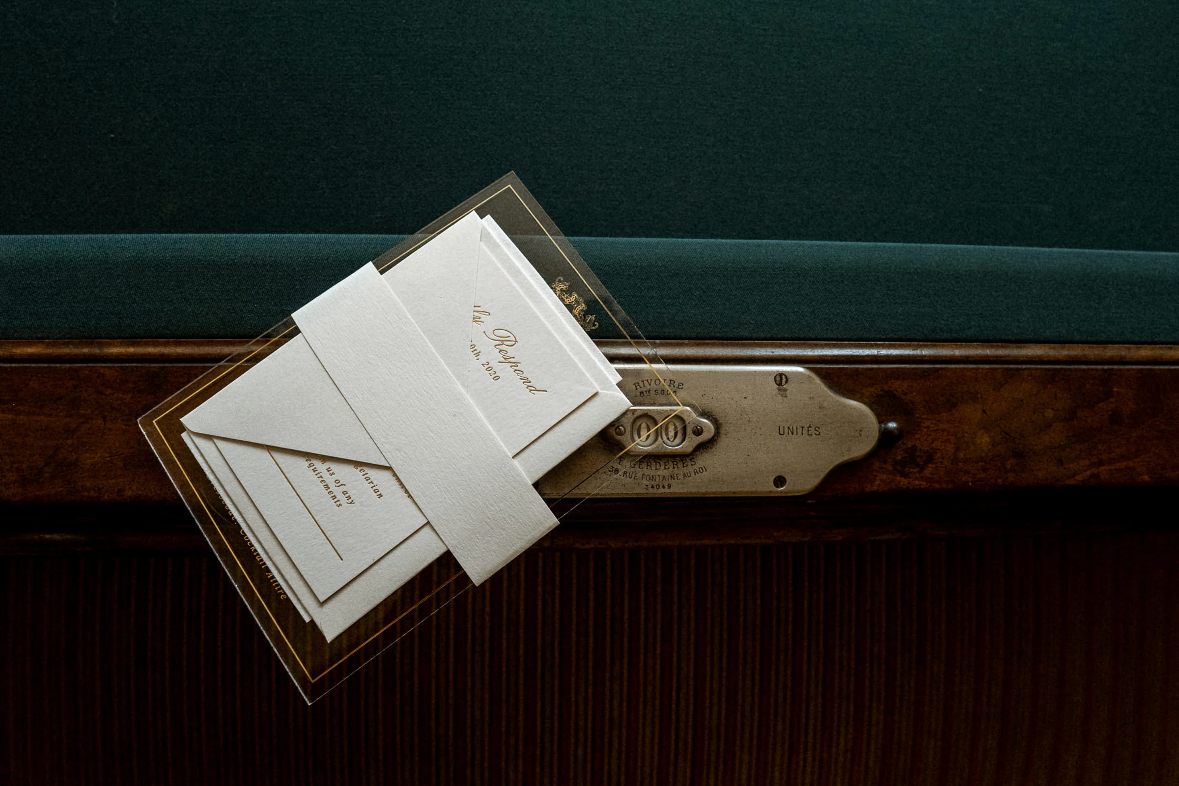 La papeterie du jour posée sur le rebord du billard, château de Champlâtreux