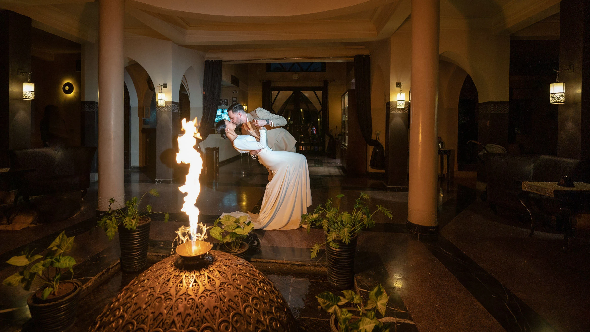 La mariée près du brasero pendant le dîner, Marrakech