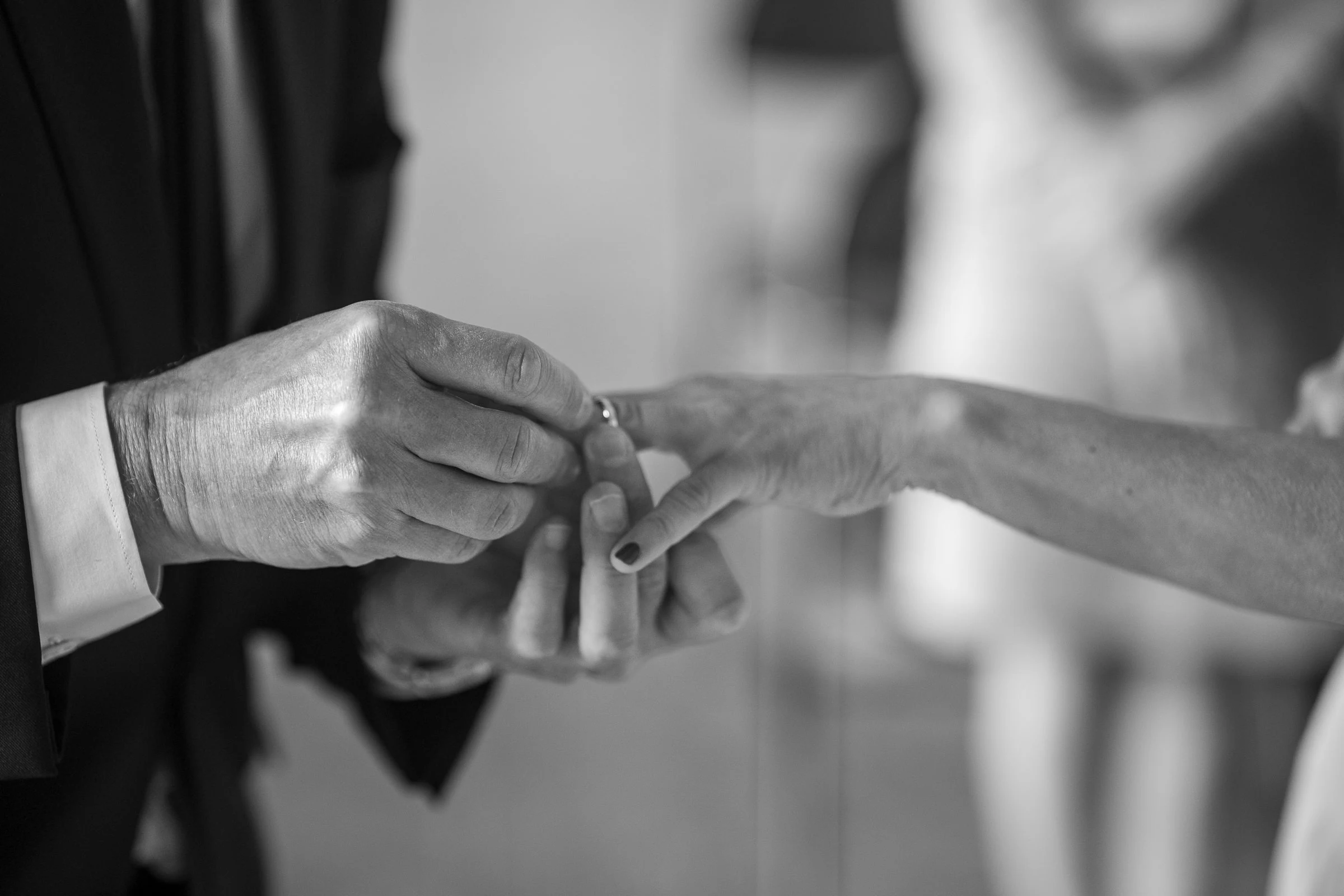 L’échange des alliances, mains serrées, noir et blanc