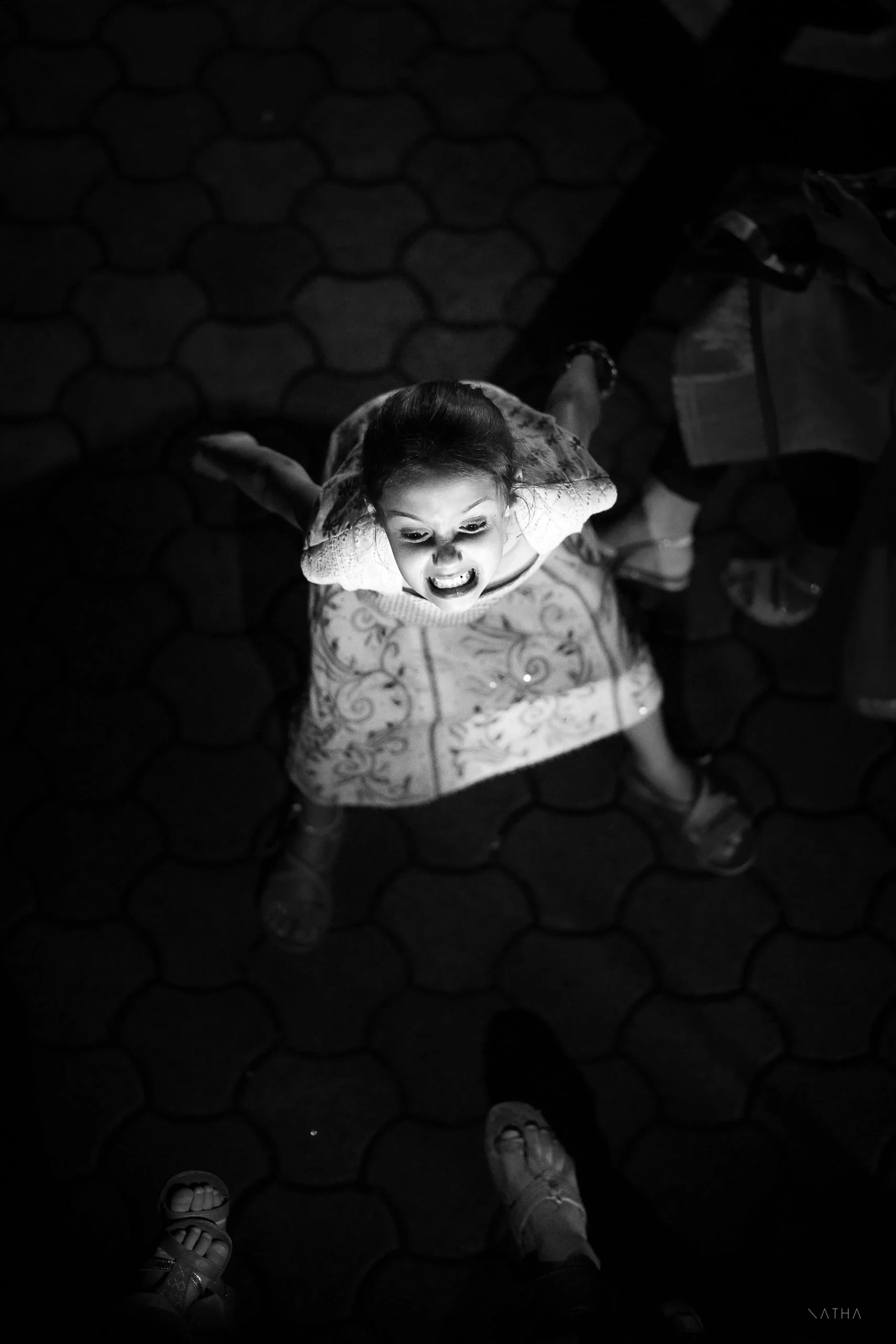 Un enfant danse, vue en plongée, noir et blanc, île Maurice