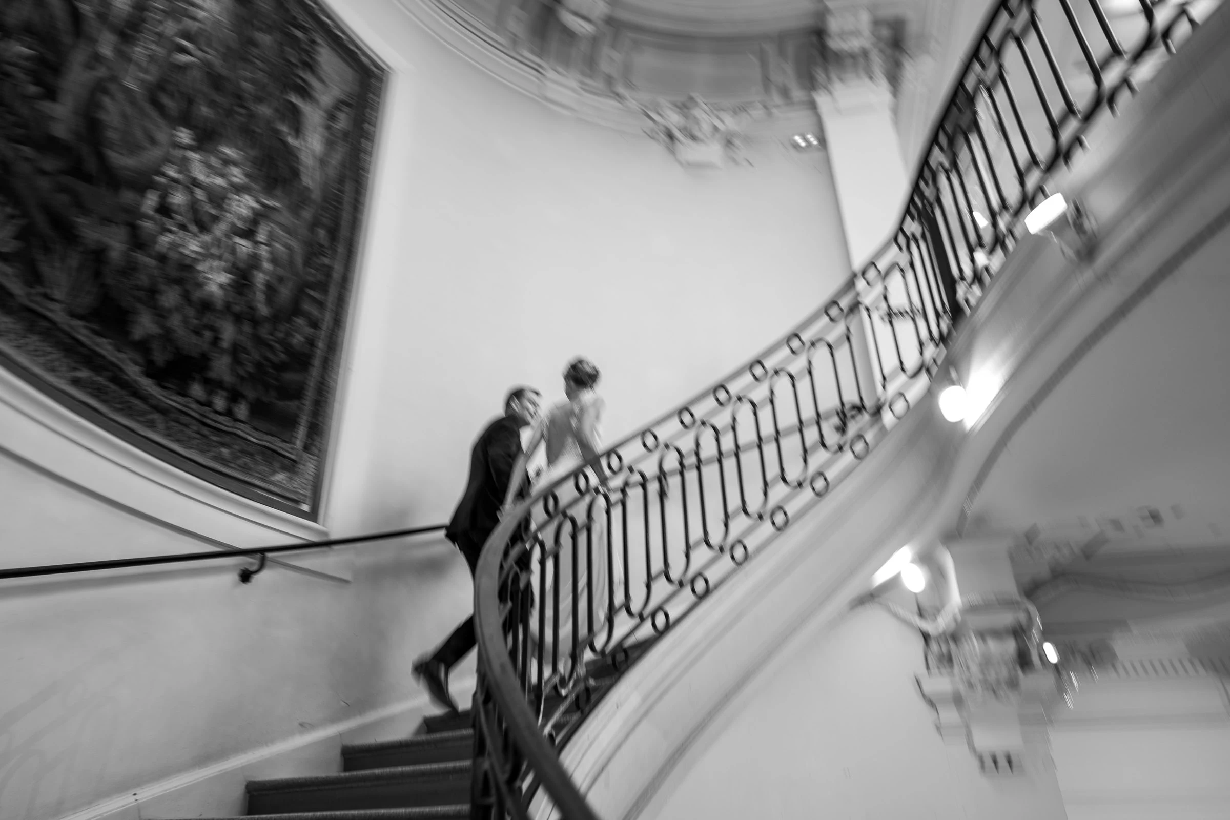 Les mariés dans l’escalier en colimaçon, noir et blanc