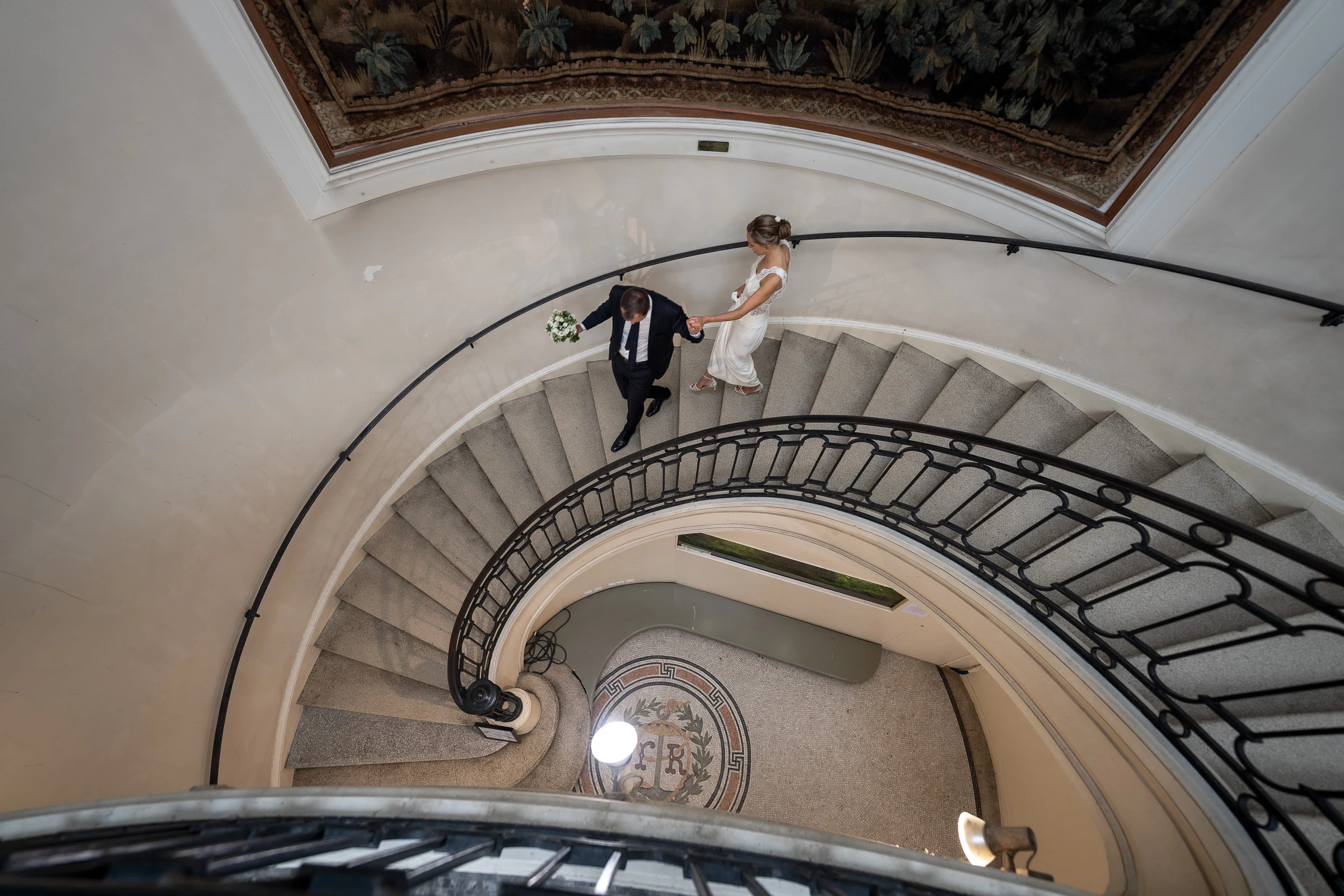 Les mariés vus en plongée dans la cage d’escalier