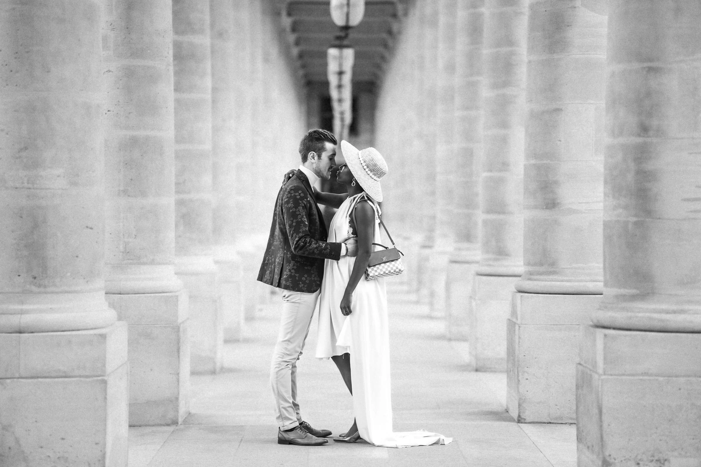 Étreinte dans la galerie claire du Palais-Royal, Paris