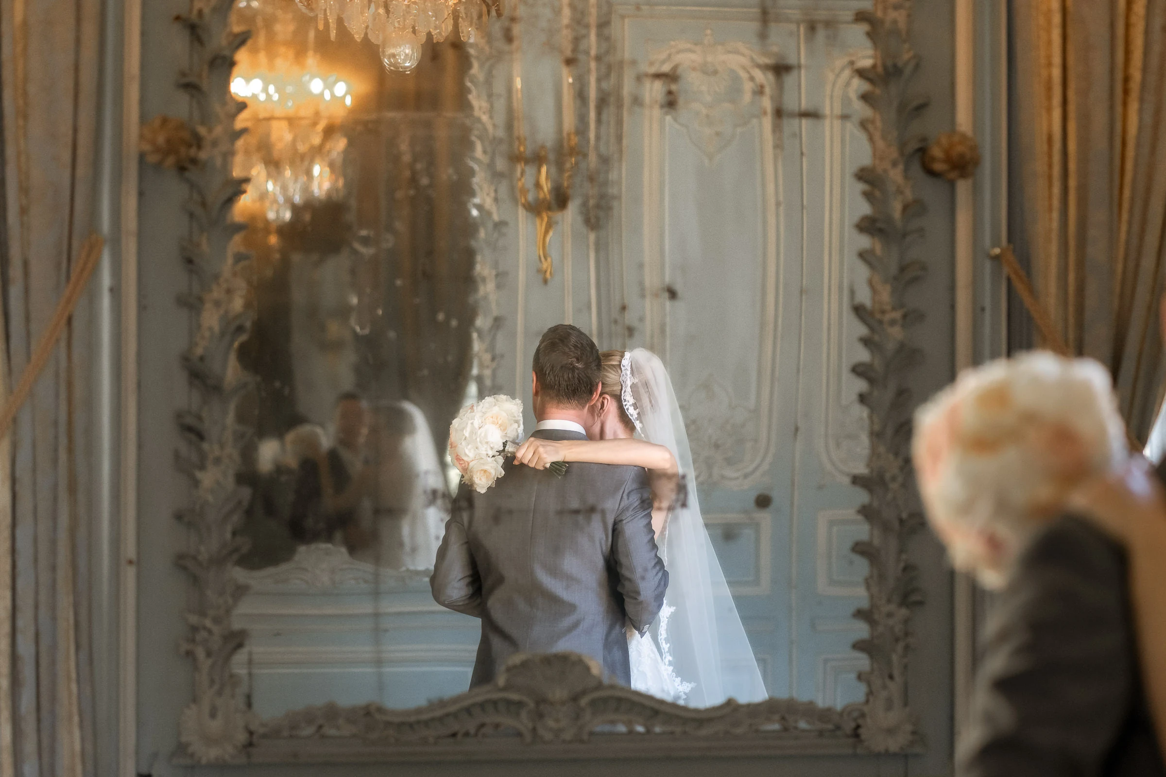 Étreinte des mariés reflétée dans un miroir ancien, château de Champlâtreux