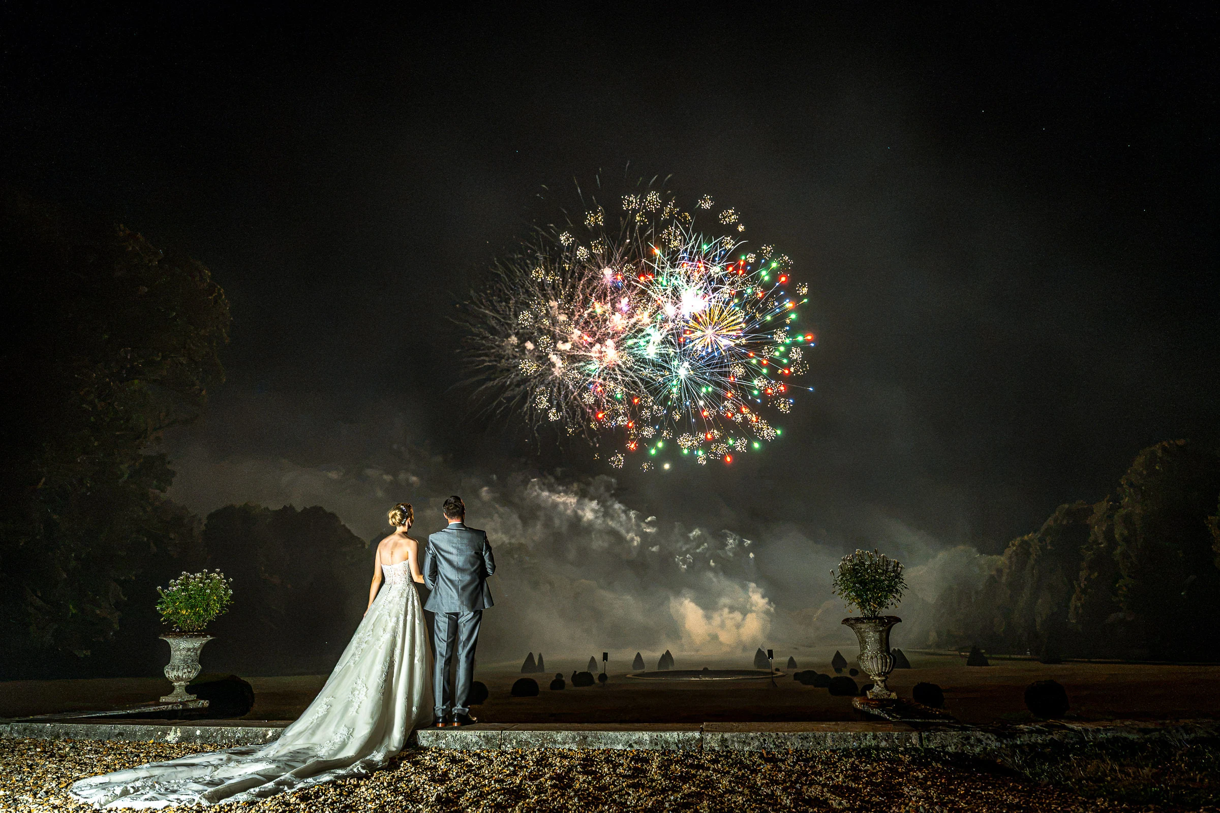 Les mariés devant le feu d’artifice tiré sur le parc, château de Champlâtreux