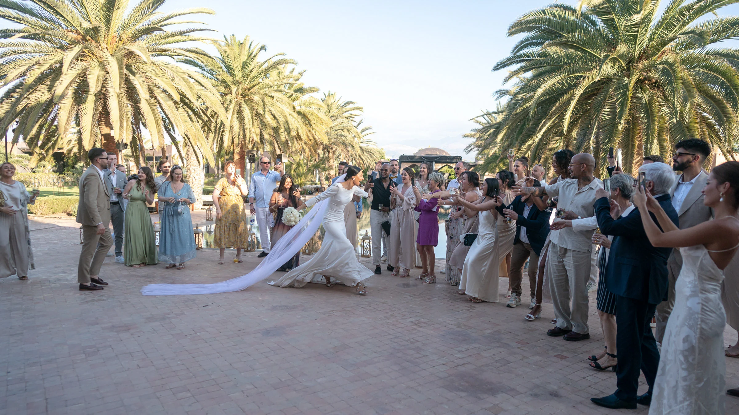 Haie d’honneur des invités sous les palmiers, Marrakech