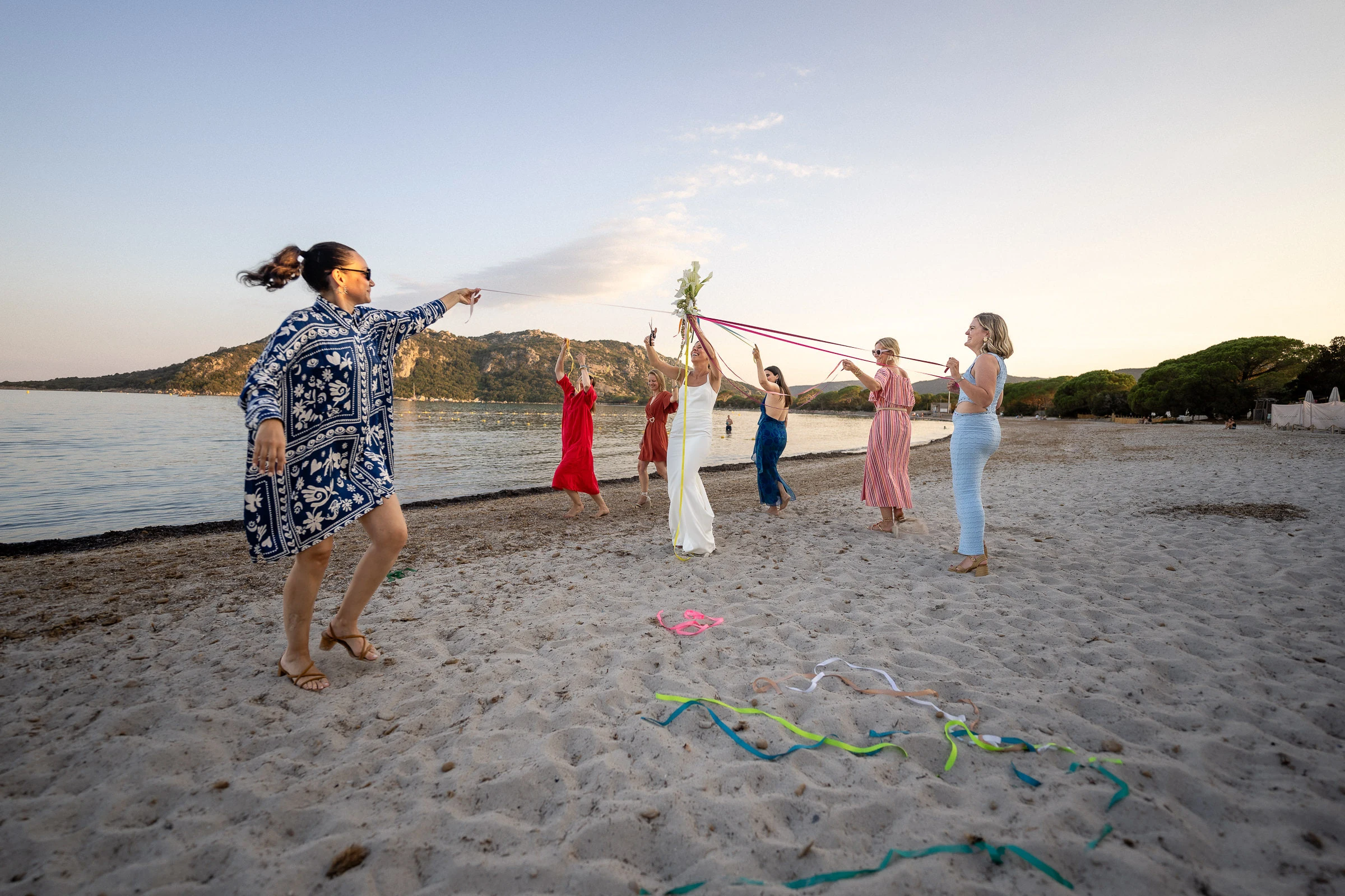 Jeu de rubans avec les invités sur le sable, Santa Giulia