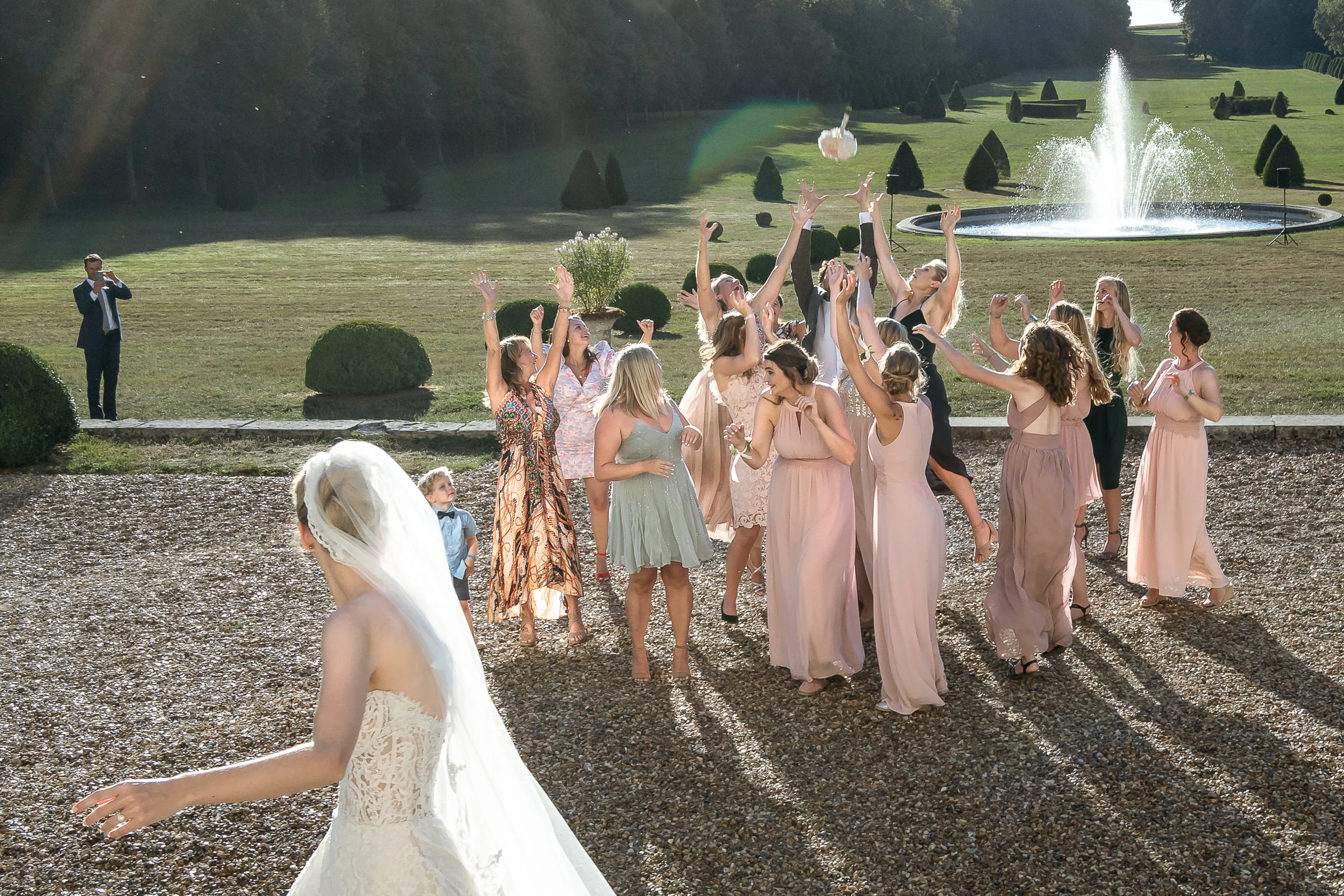 Le lancer de bouquet devant la fontaine du parc, château de Champlâtreux