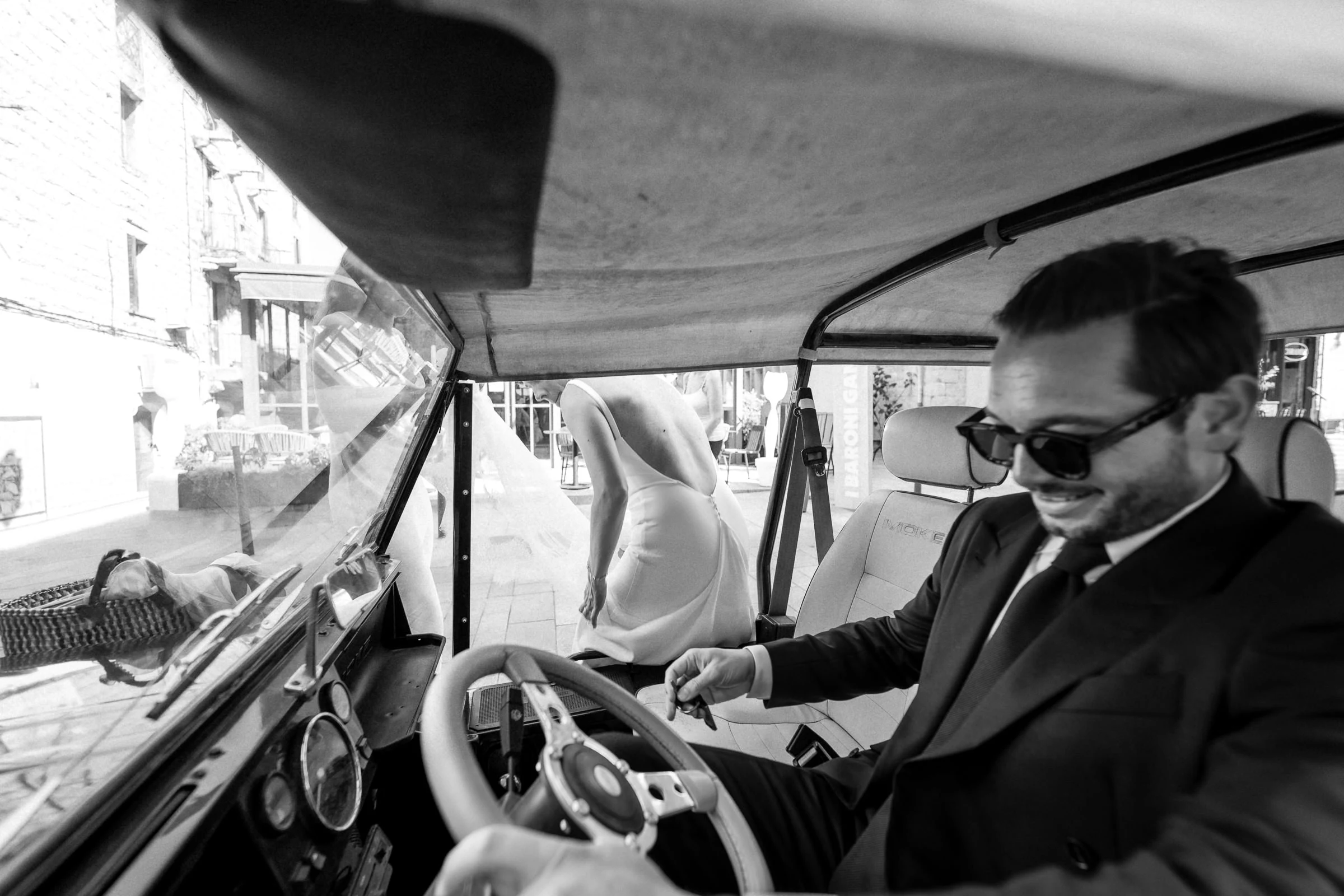 Le marié au volant de la Mini Moke, noir et blanc, Corse