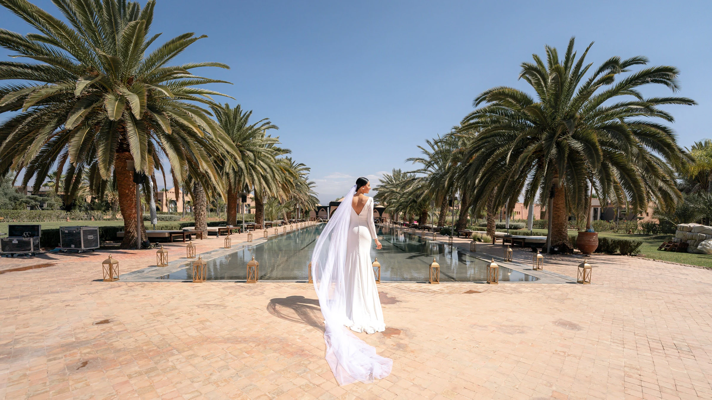 La mariée près du grand bassin bordé de palmiers, Marrakech