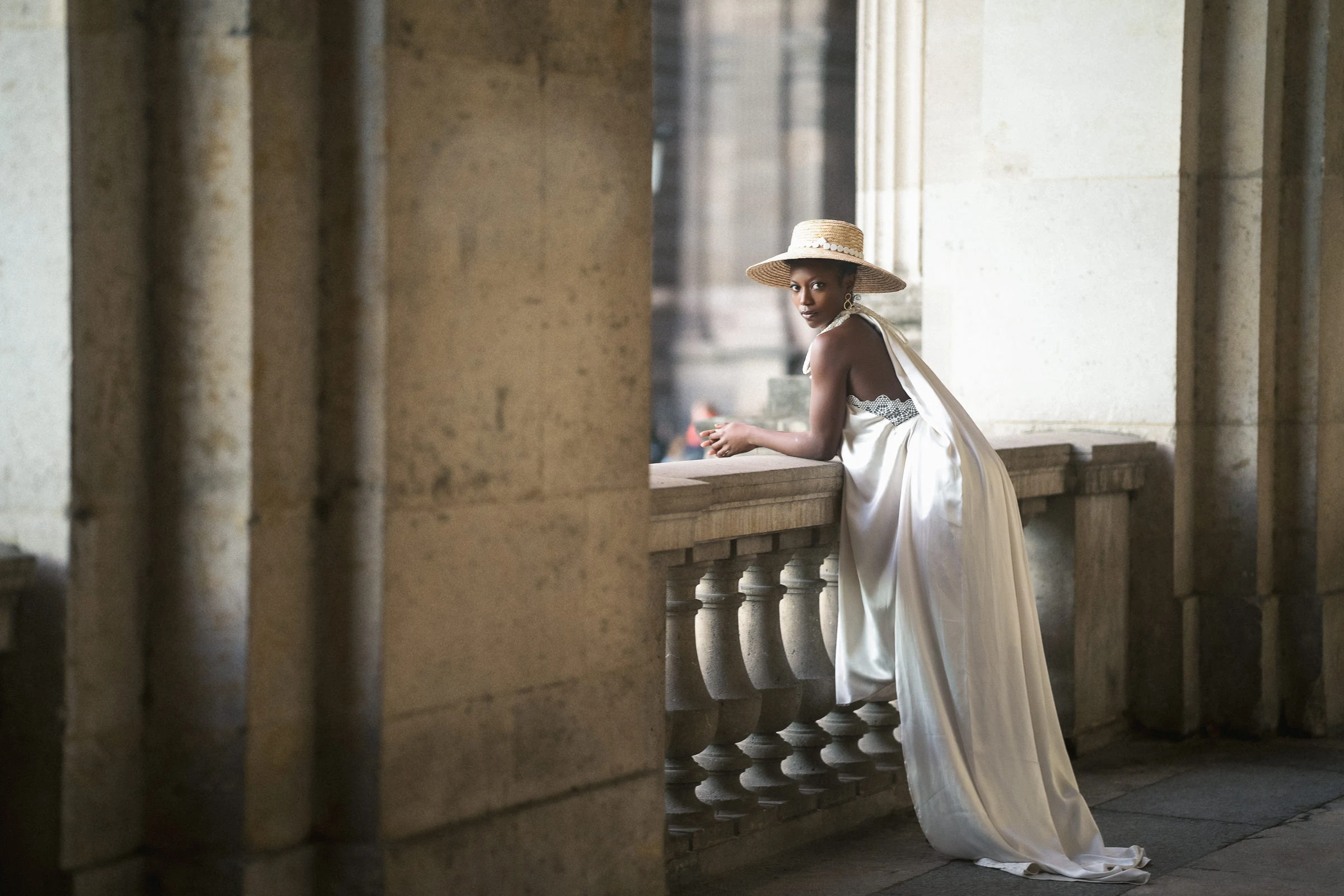 La mariée au chapeau, cape déployée sur la balustrade, Palais-Royal, Paris