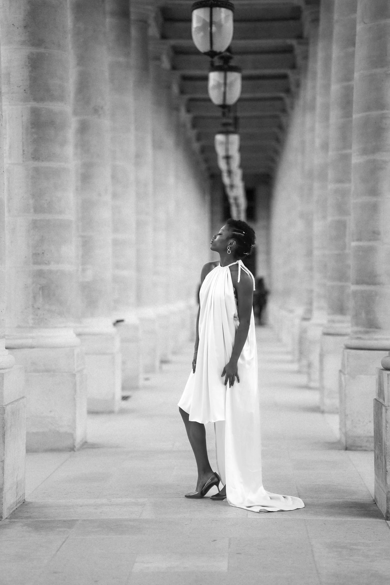 La mariée sous la colonnade aux lanternes du Palais-Royal, noir et blanc, Paris