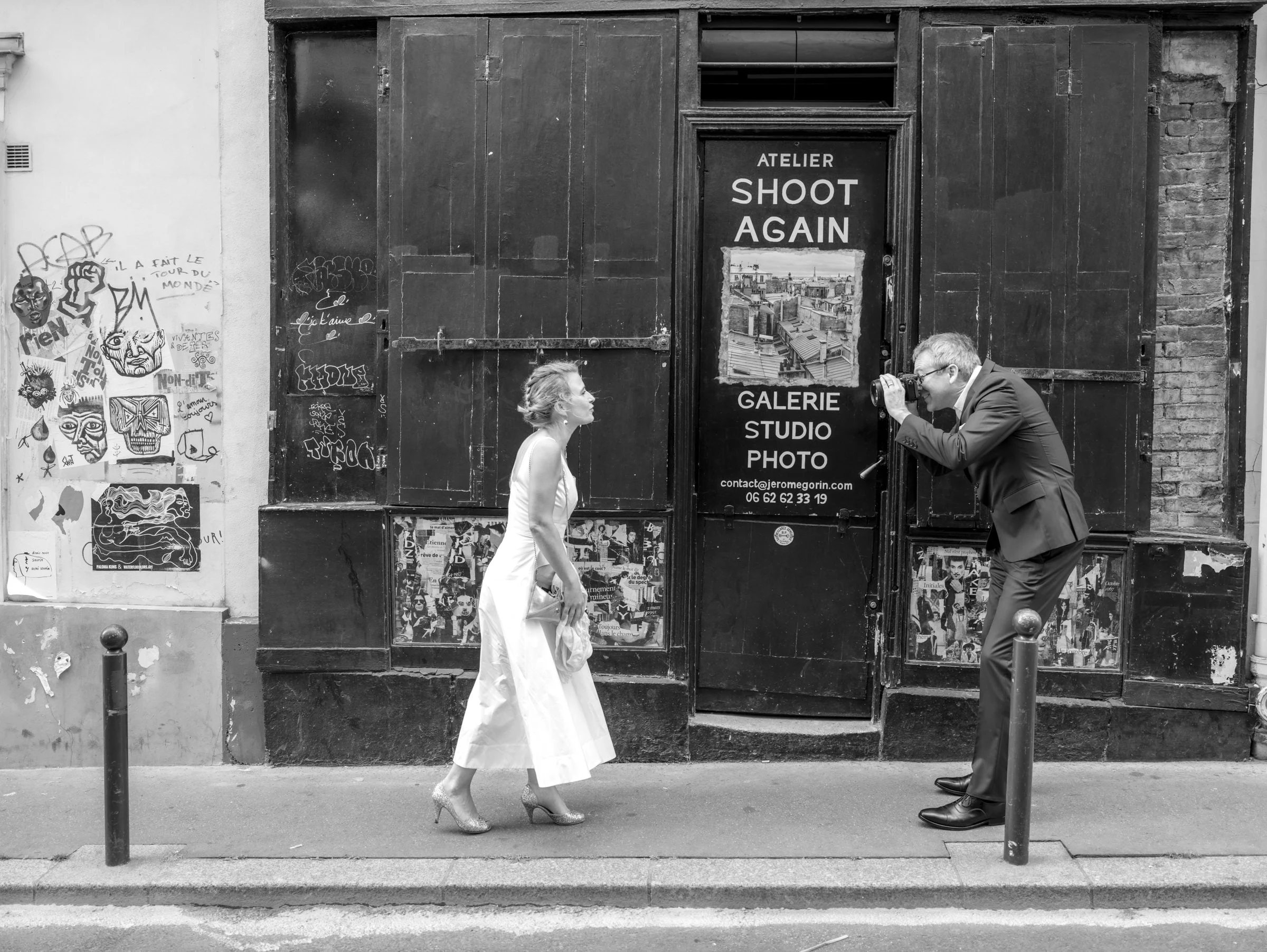 La mariée passe devant un atelier photo, noir et blanc, Paris