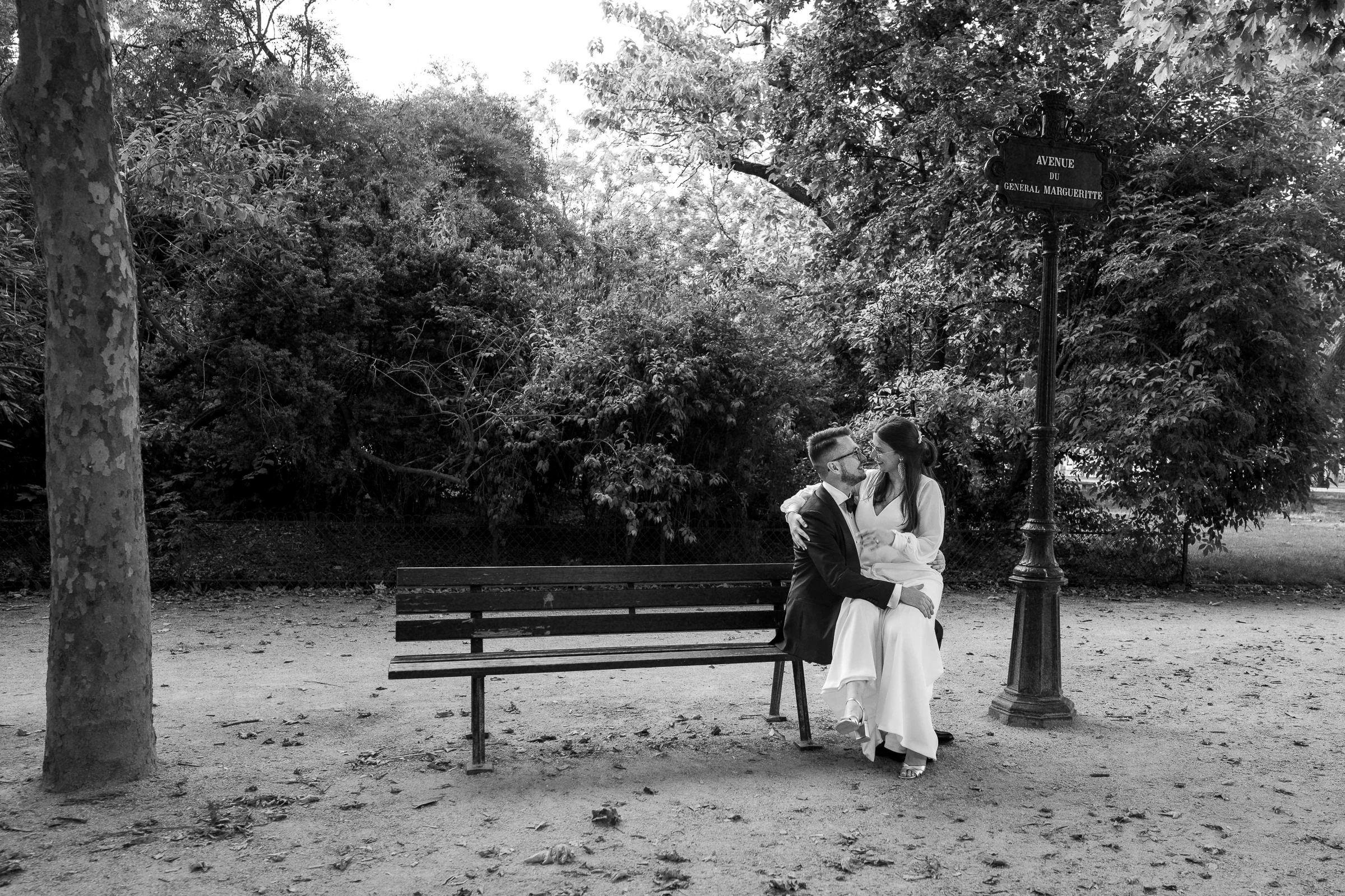 La mariée à la fenêtre face à la tour Eiffel, Paris