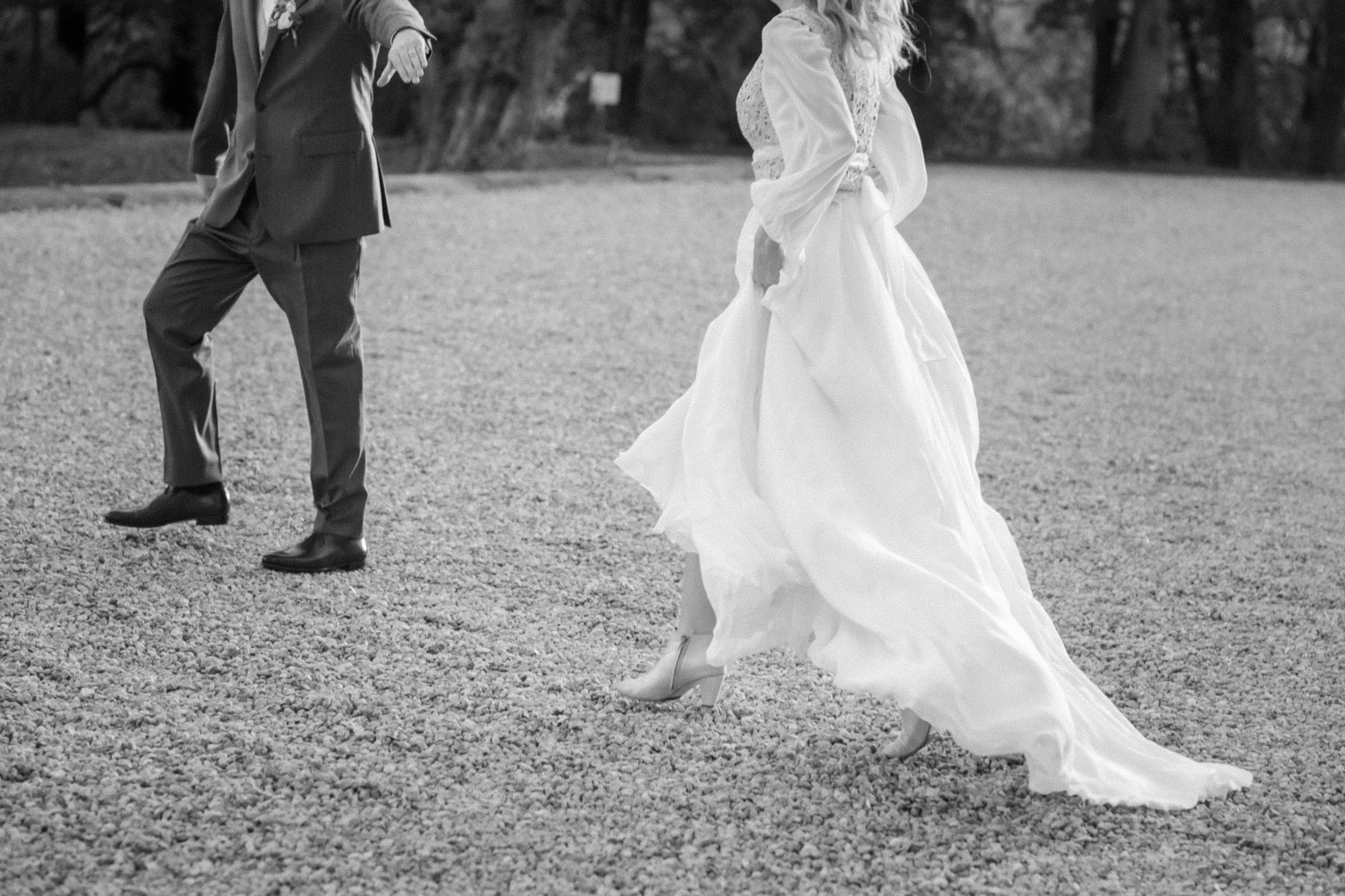 La mariée traverse le parc, noir et blanc, château de Saint-Martin-du-Tertre