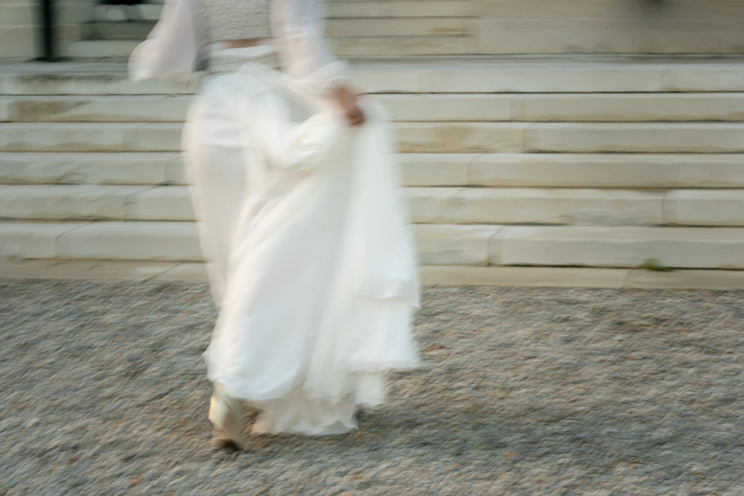 The bride climbing the steps, gown in motion, château de Saint-Martin-du-Tertre