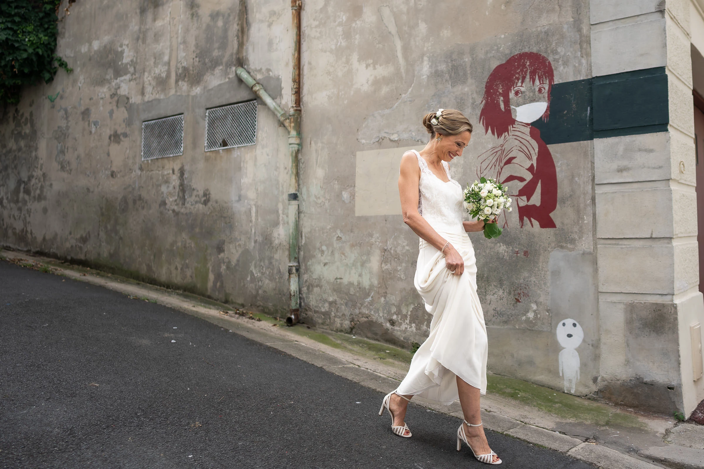 La mariée remonte la rue devant une fresque murale, Trouville