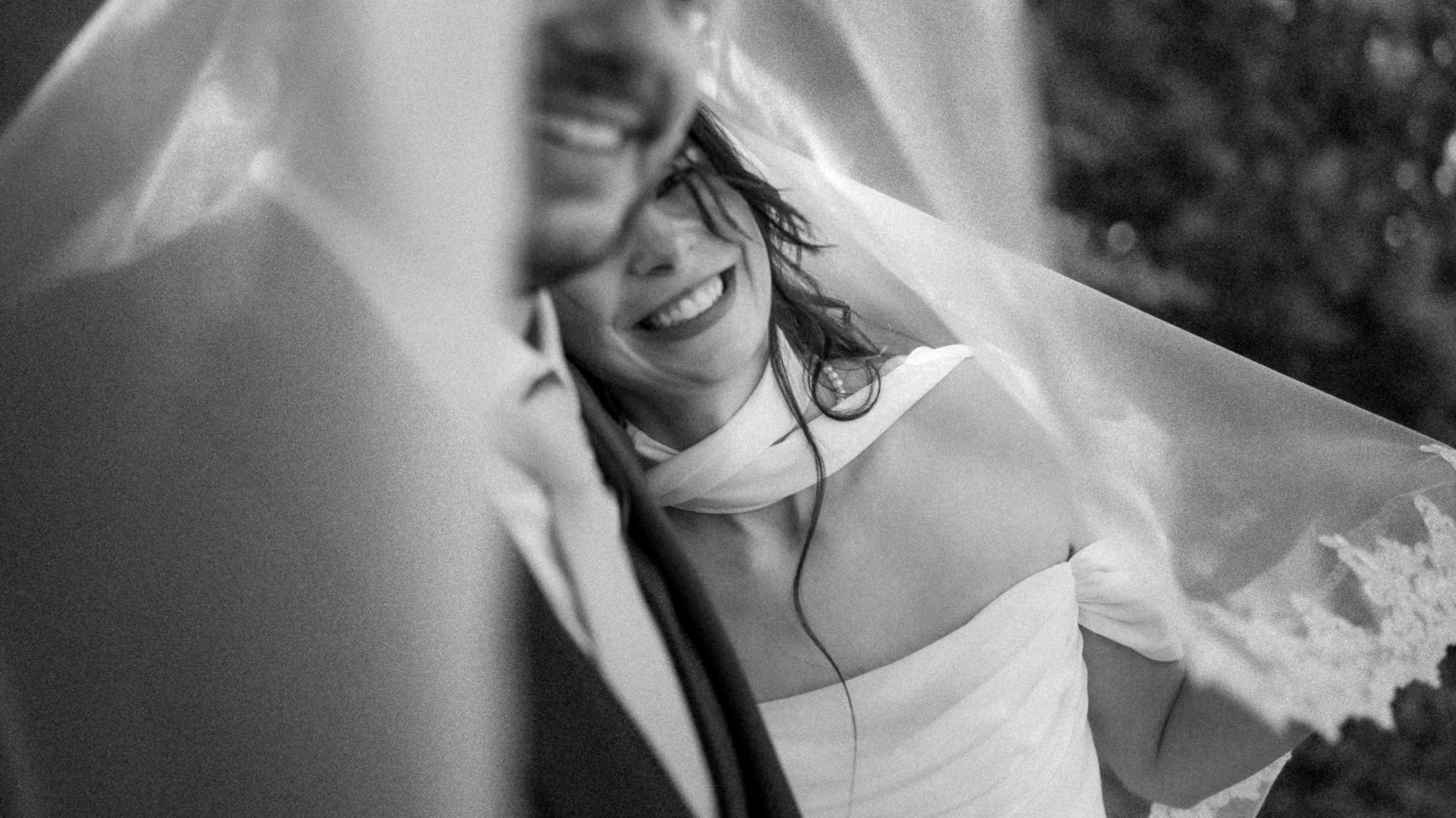 Sourire de la mariée sous le voile, jardins du Grand Courtoiseau, Loiret