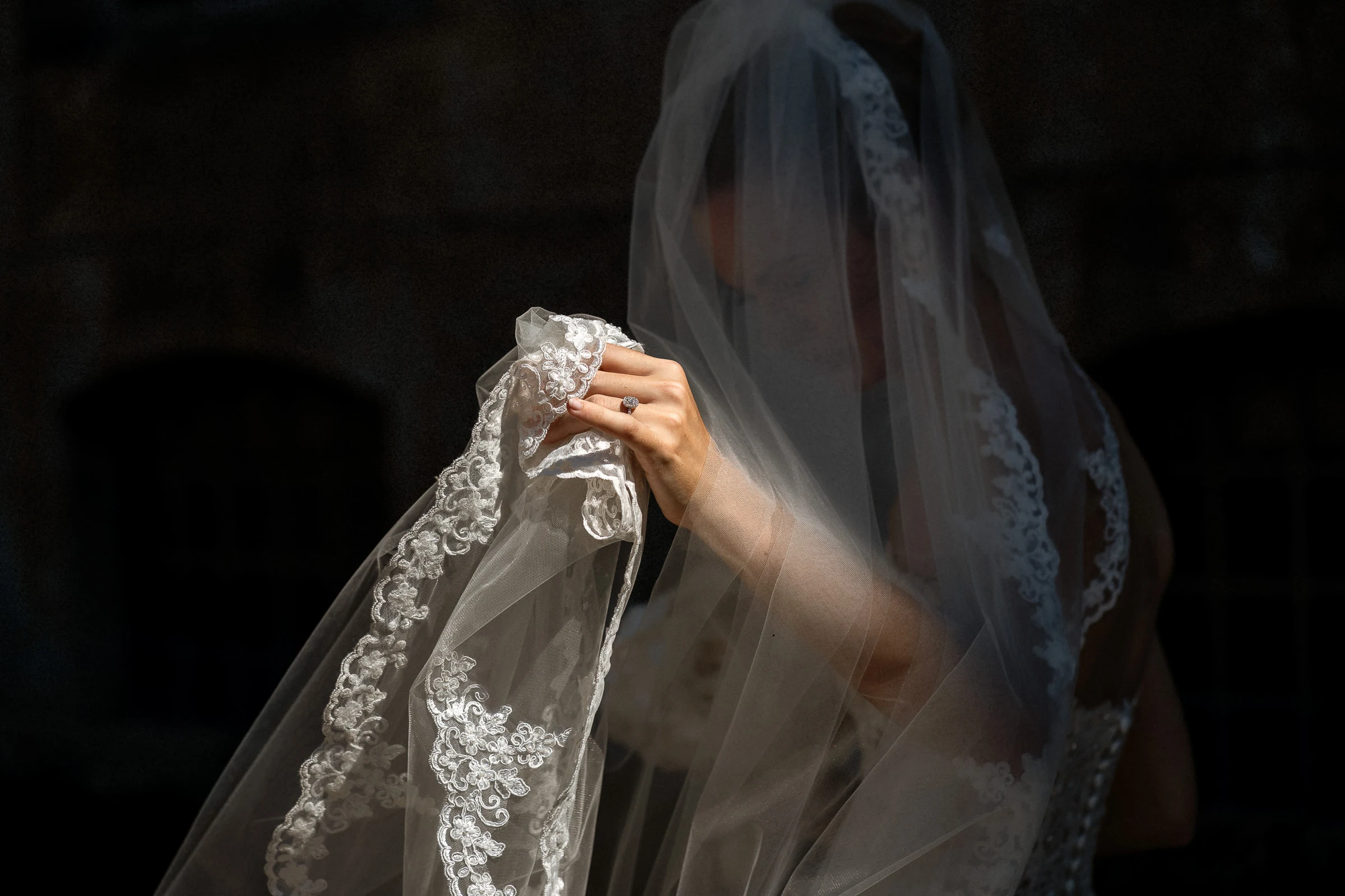 La mariée sous son voile de dentelle, la main à la bague, château de Champlâtreux