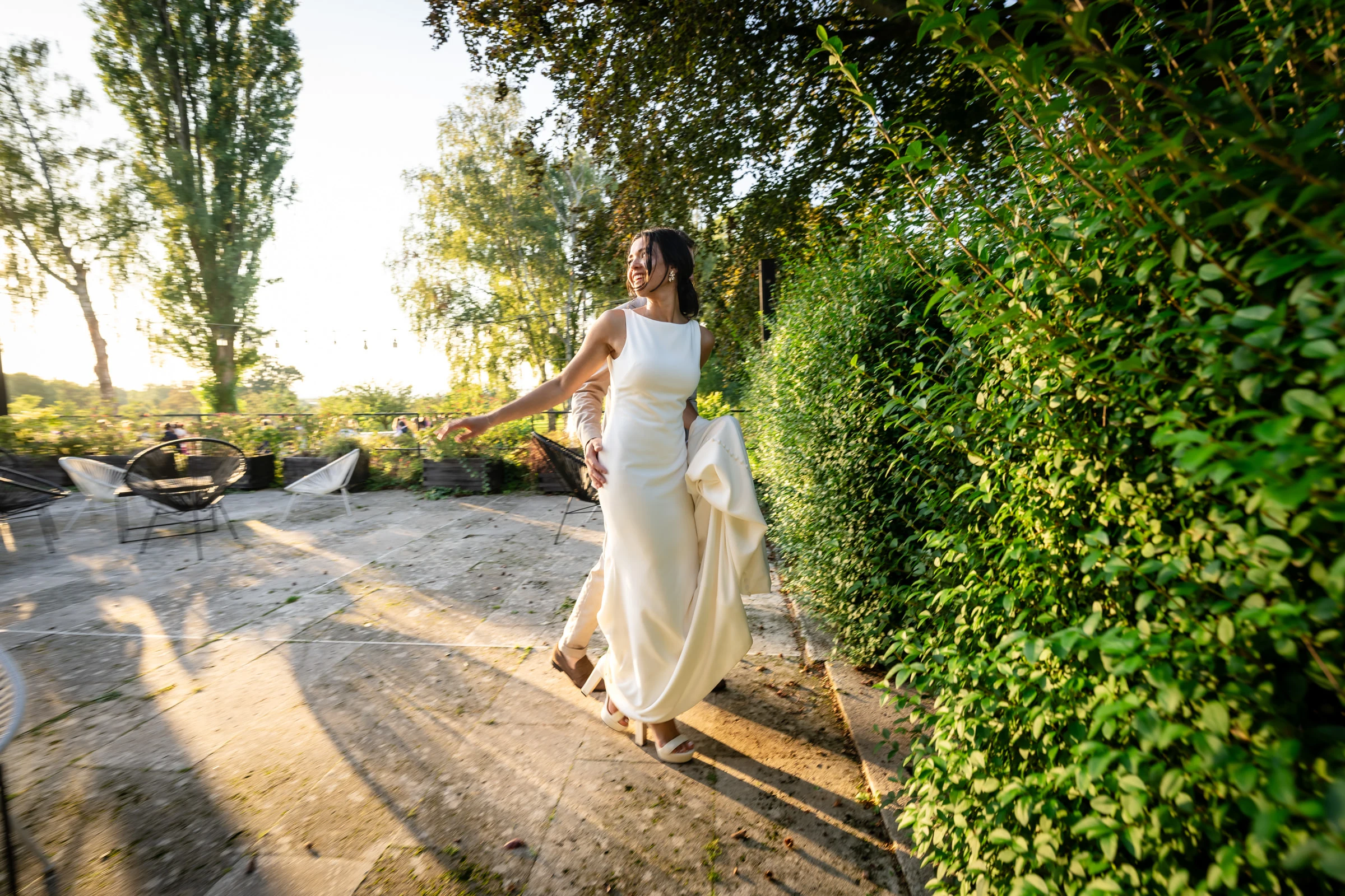 La mariée longe la haie sur la terrasse, lumière du soir, jardins de Coppélia près de Honfleur