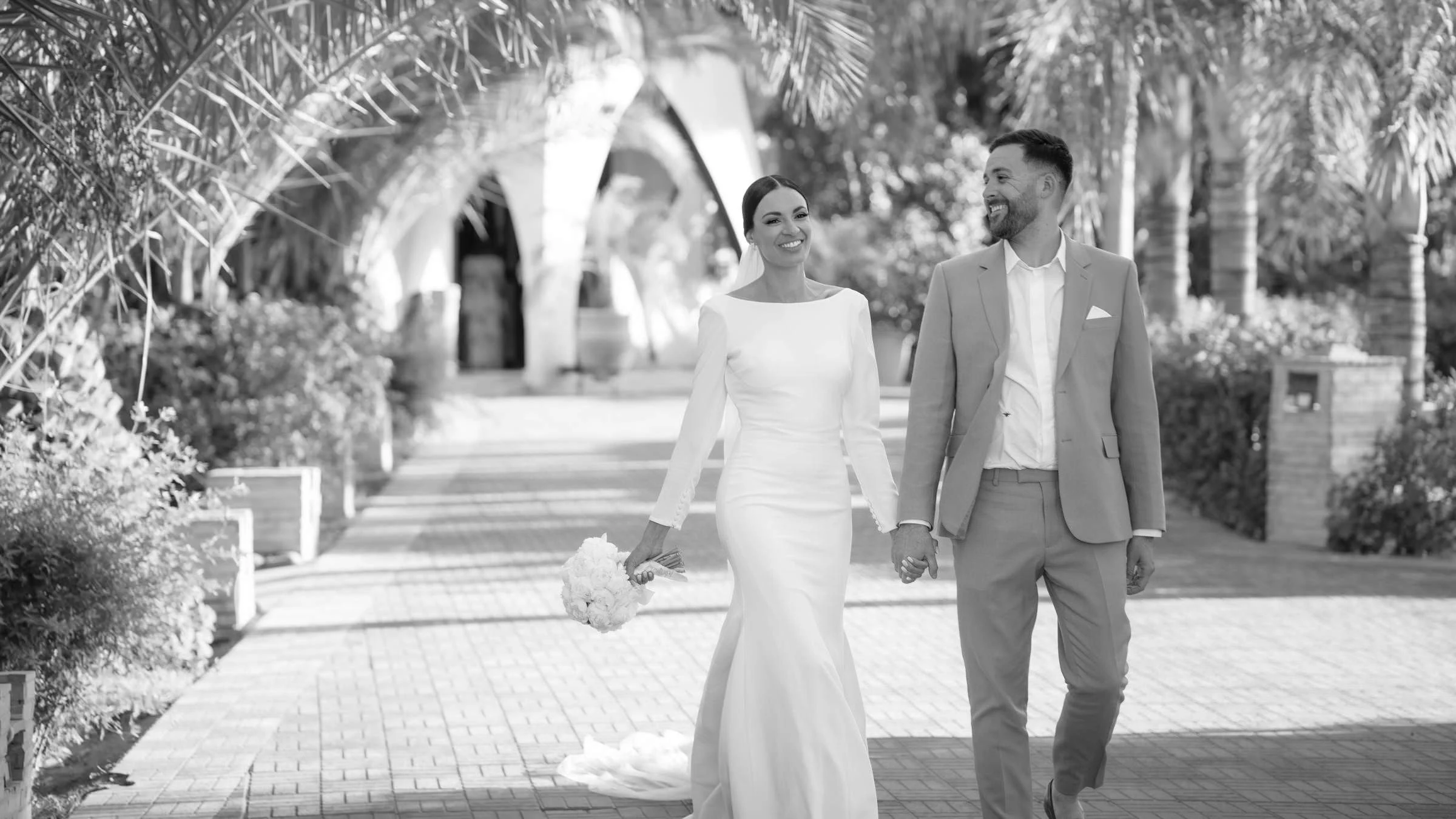 Les mariés sous les arcades du jardin, noir et blanc, Marrakech