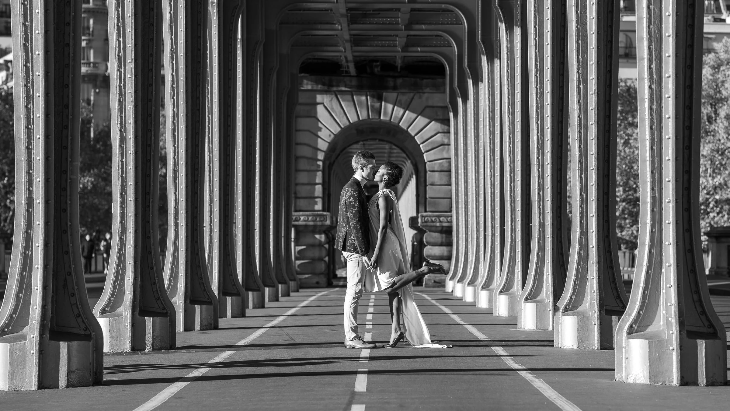 Les mariés au cœur de la colonnade du pont Bir-Hakeim, Paris