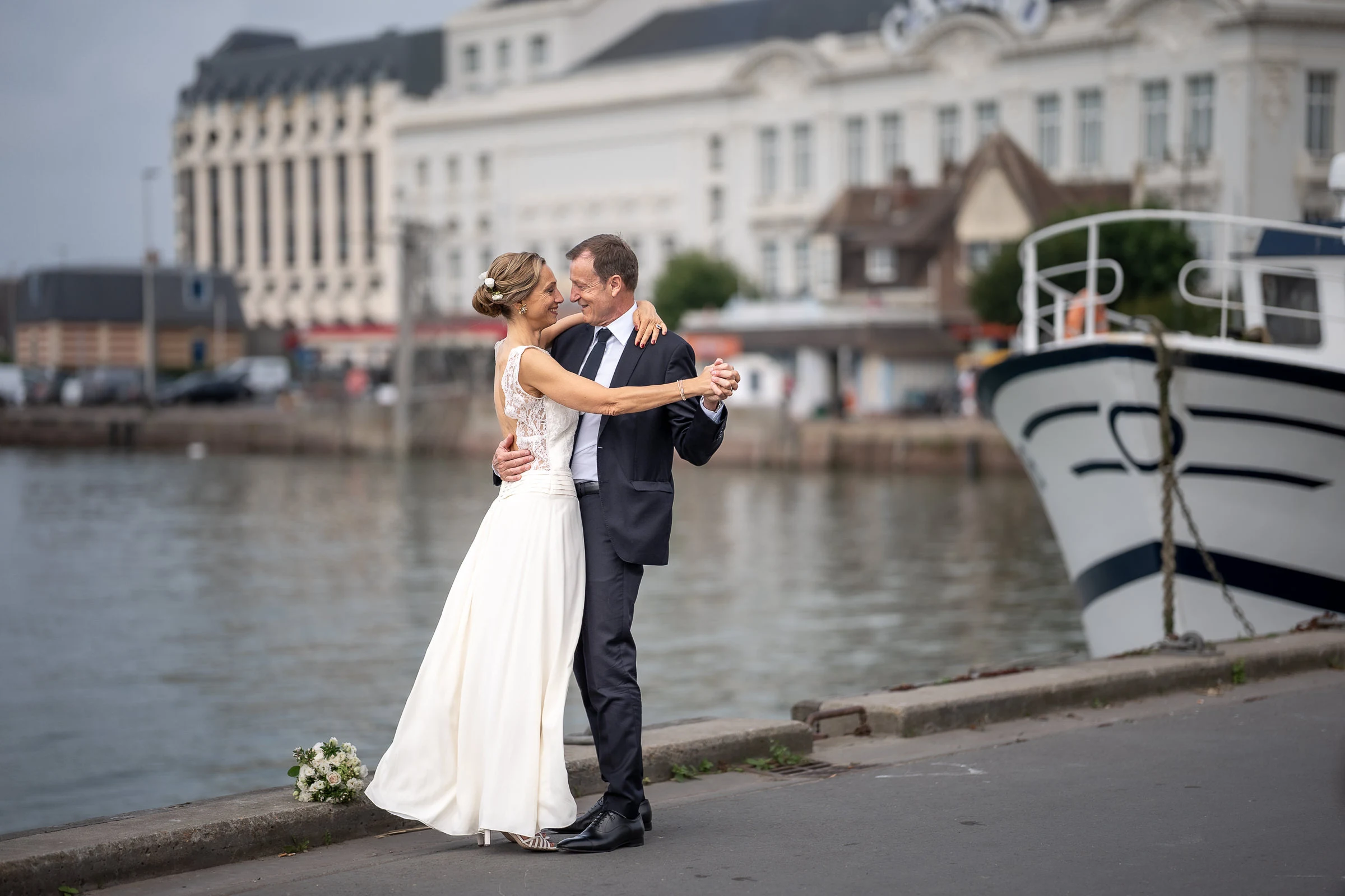 Étreinte des mariés sur le quai du port de Trouville
