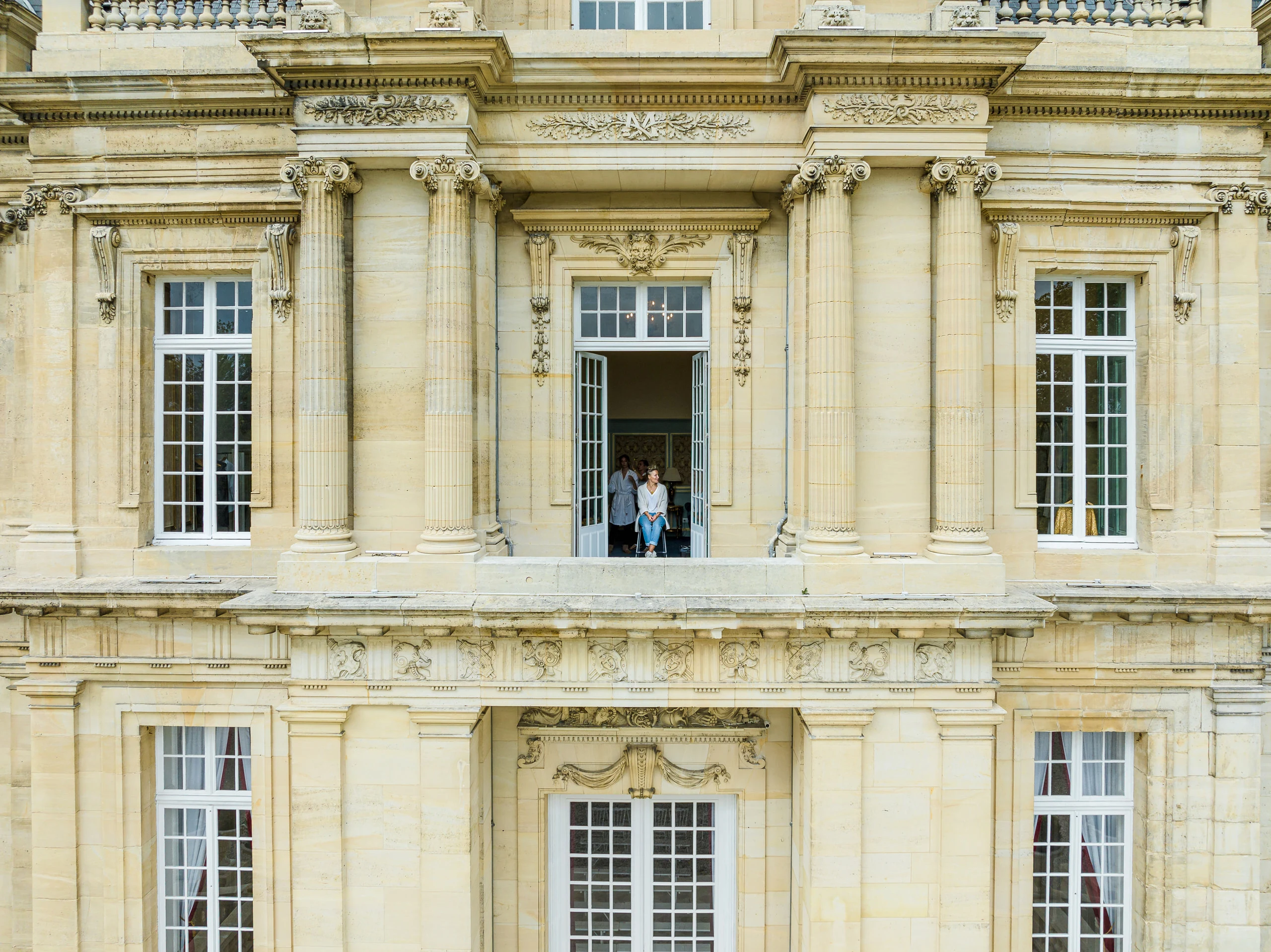 Les mariés à la fenêtre de la façade, château de Saint-Martin-du-Tertre, Val-d’Oise